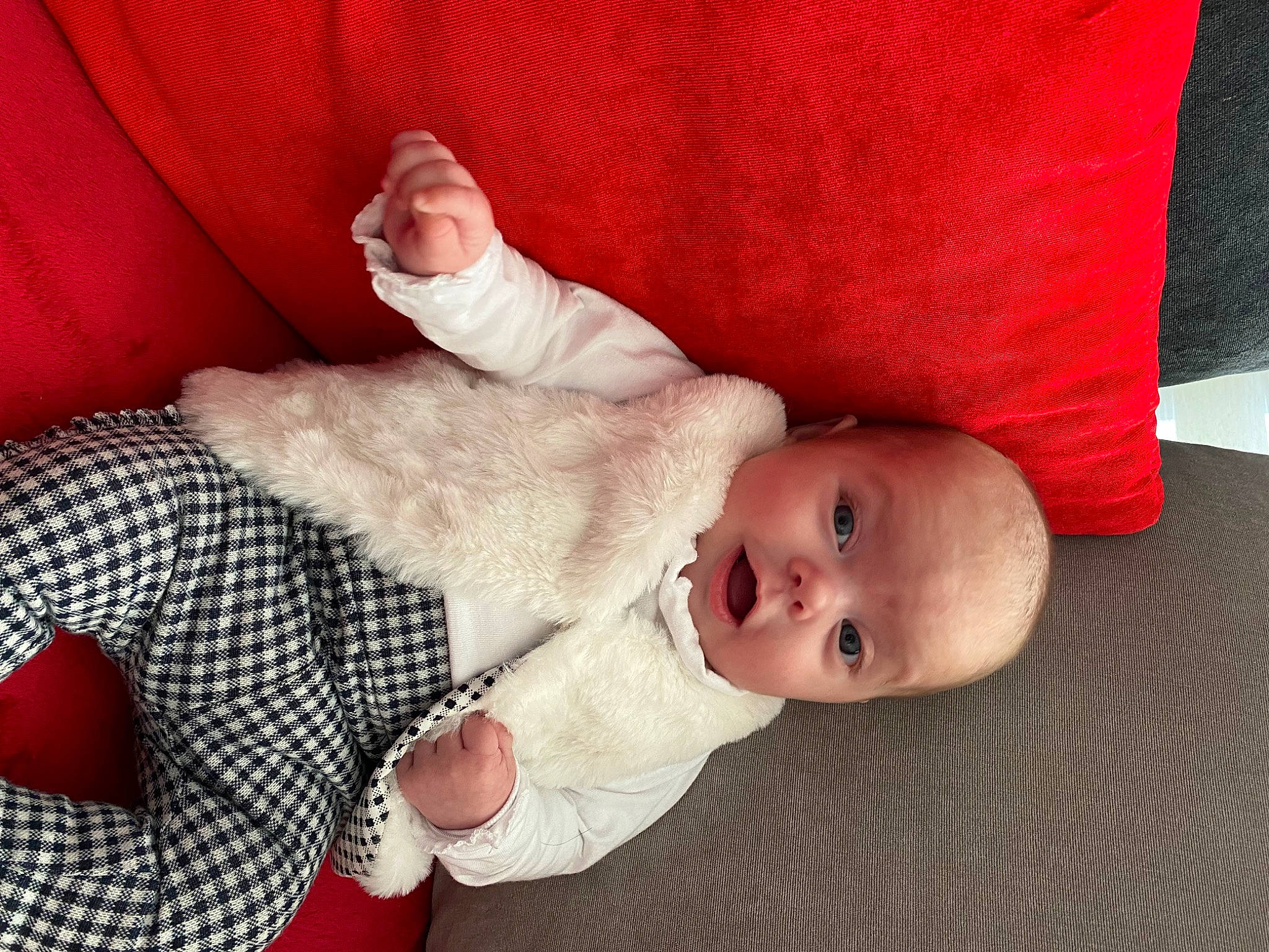 Luna a rejoint le concours — aidez-le/la à gagner de superbes lots ! baby, baby_toddler_clothing, comfort, finger, flooring, foot, hand, leg, linens, lip, nail, nose, person, red, skin, sleeve, tartan, textile, thumb, toddler