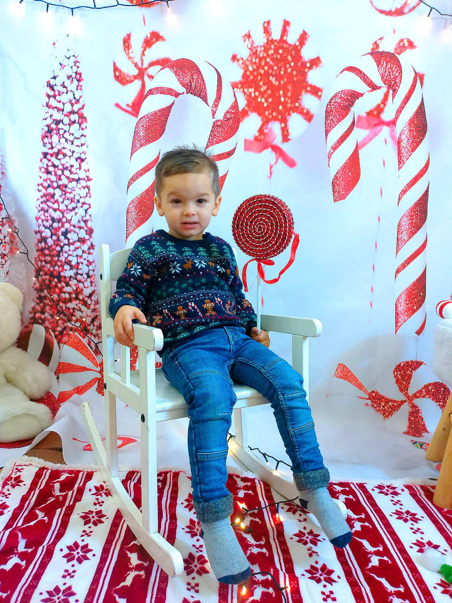 Tiago a rejoint le concours — aidez-le/la à gagner de superbes lots ! advertising, carmine, chair, electric_blue, event, font, fun, graphic_design, happy, holiday, leisure, pattern, person, red, room, sitting, t_shirt, visual_arts, white