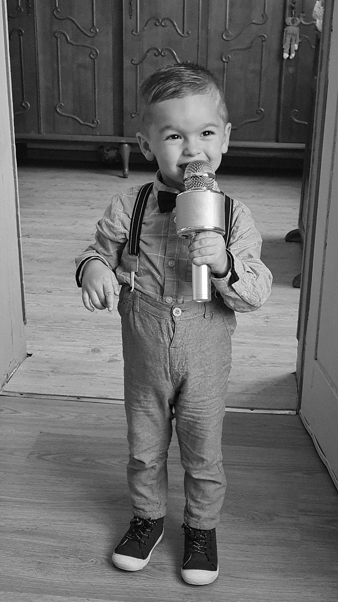 Tiago a rejoint le concours — aidez-le/la à gagner de superbes lots ! black, black_and_white, child, door, drinkware, eye, face, flooring, fun, gesture, hairstyle, monochrome, monochrome_photography, person, sleeve, smile, standing, style, toddler, white