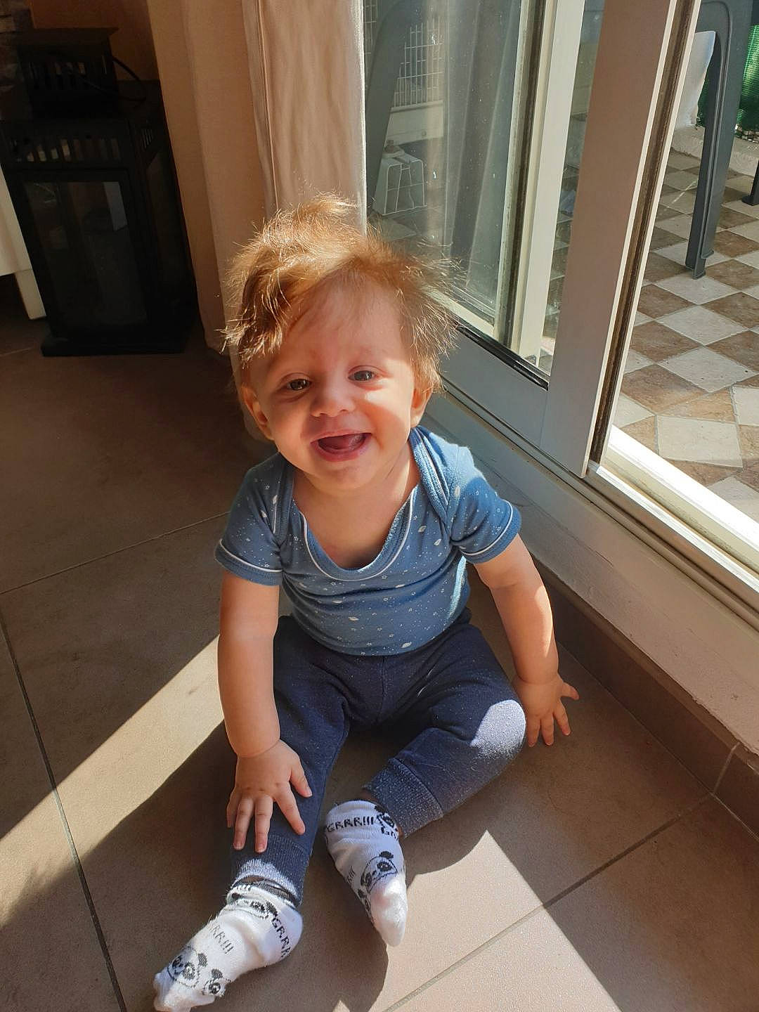 Camil a rejoint le concours — aidez-le/la à gagner de superbes lots ! ankle, baby, baby_toddler_clothing, blond, calf, child, daylighting, denim, floor, flooring, foot, human, human_leg, jeans, knee, person, sock, thigh, toddler, toe