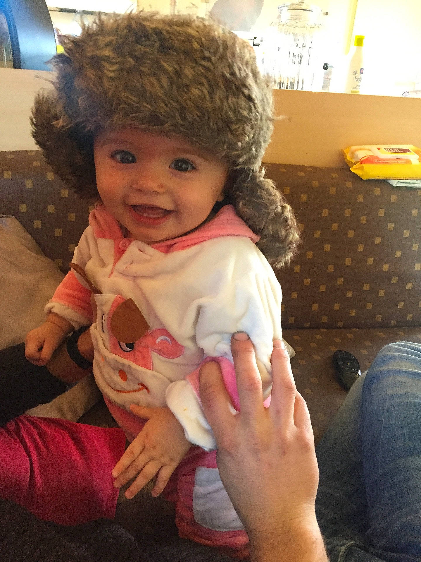 Margarida participe au concours pour gagner de l'argent avec cette photo : arm, child, ear, finger, fun, girl, hair, head, headwear, infant, mouth, person, product, skin, smile, textile, toddler