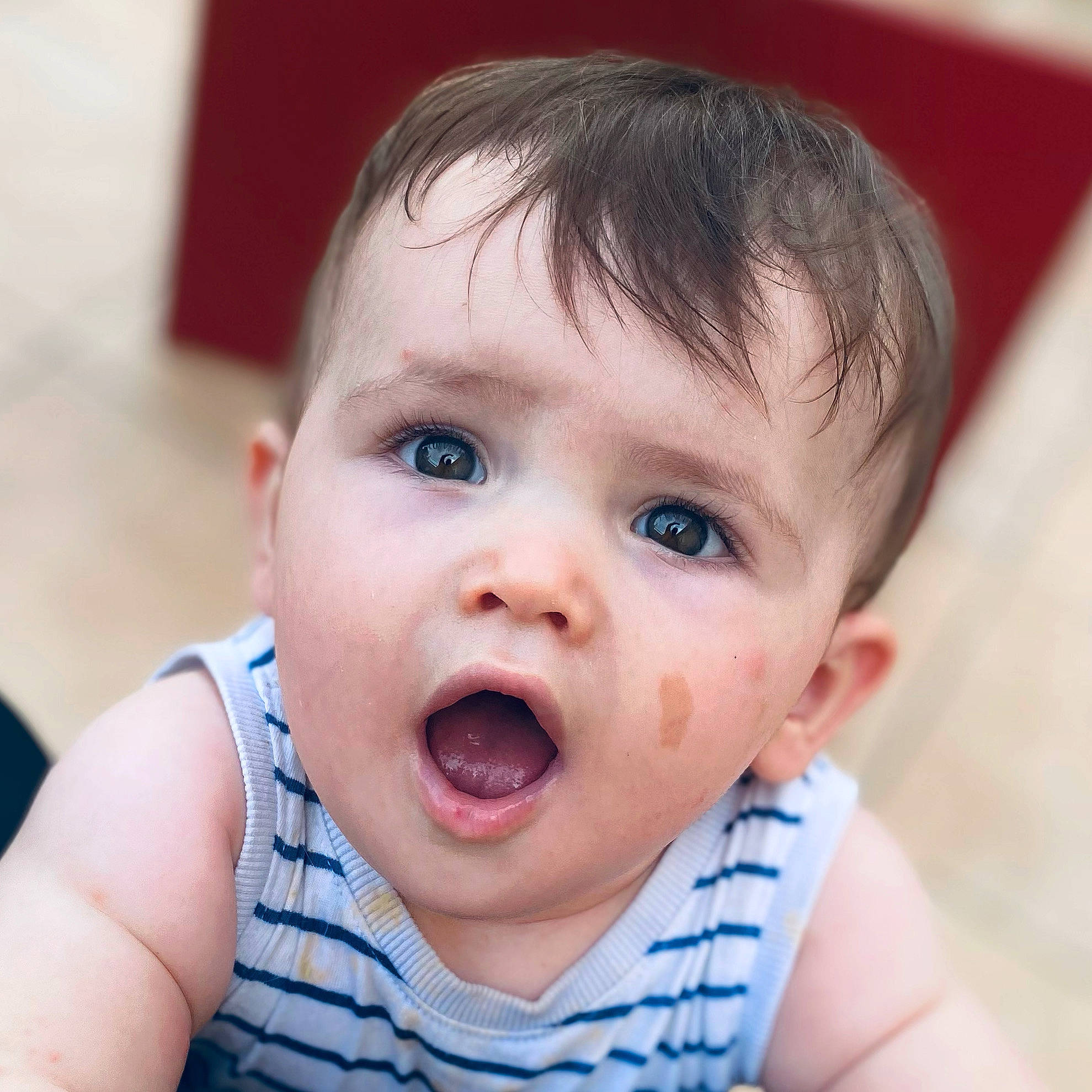 Aëden participe au concours pour gagner de l'argent avec cette photo : baby, cheek, chin, ear, eye, eyebrow, eyelash, face, facial_expression, hair, human_body, iris, jaw, lip, mouth, neck, nose, person, skin, sleeve