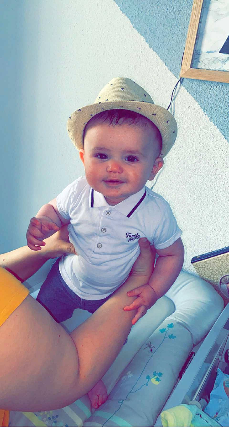 Aëden participe au concours pour gagner de l'argent avec cette photo : azure, baby, baby_toddler_clothing, cap, child, cool, electric_blue, facial_expression, fun, hairstyle, happy, hat, human_leg, knee, mouth, person, skin, sleeve, t_shirt, thigh