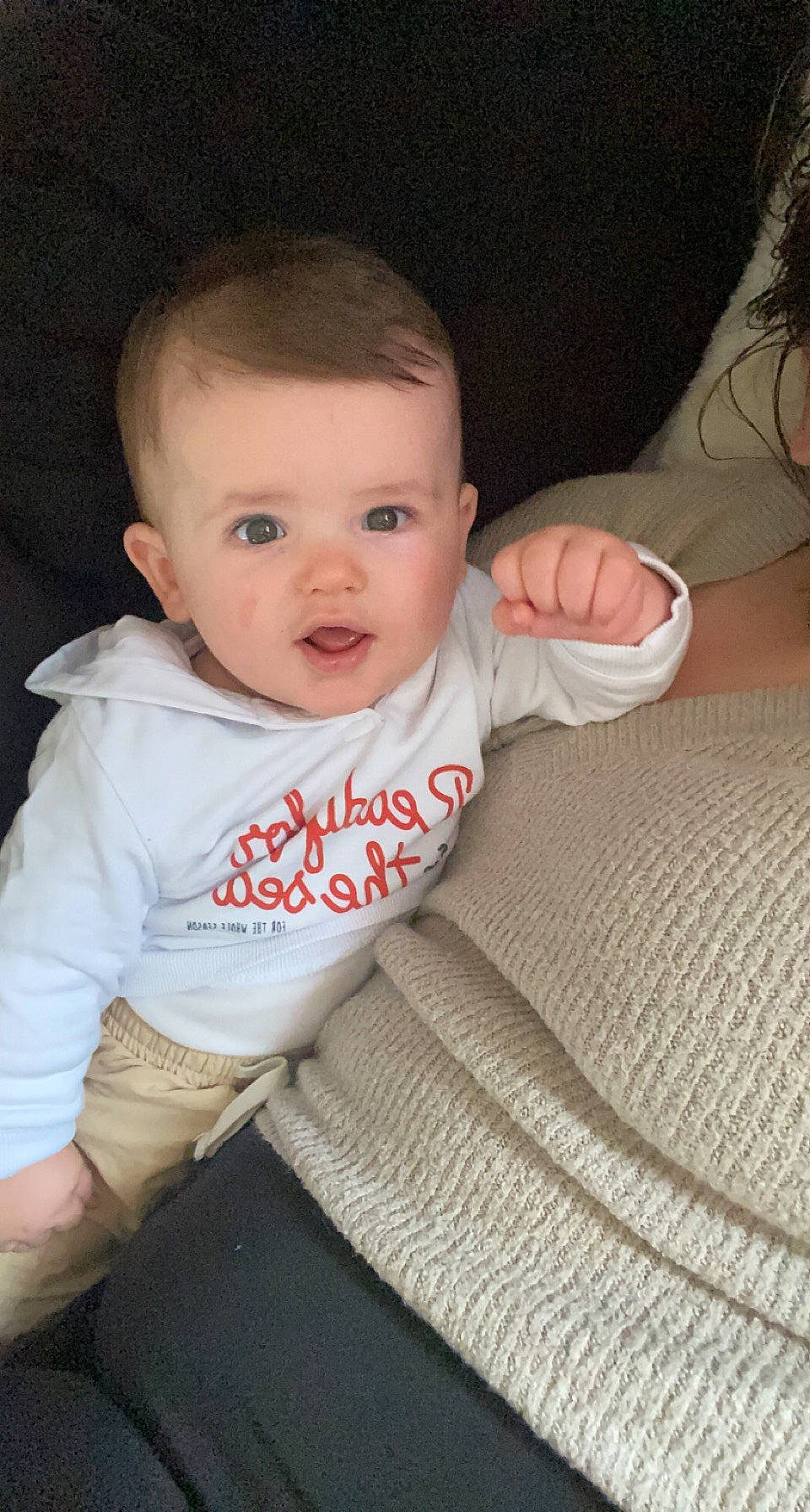 Aëden participe au concours pour gagner de l'argent avec cette photo : arm, baby, baby_toddler_clothing, cheek, chin, comfort, eyebrow, finger, gesture, hand, iris, lip, mammal, mouth, neck, nose, person, product, skin, sleeve