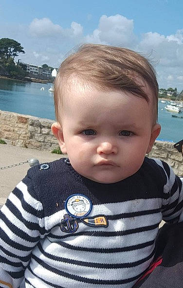 Aëden participe au concours pour gagner de l'argent avec cette photo : baby, baby_toddler_clothing, beach, cheek, child, cloud, fun, grass, happy, iris, lake, person, plant, skin, sky, sleeve, t_shirt, toddler, travel, tree