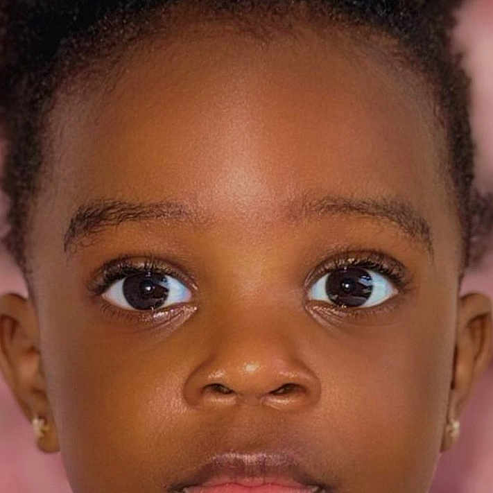 Samuella a rejoint le concours — aidez-le/la à gagner de superbes lots ! adorable, big_eyes, child, childhood, closeup, curious, cute, earrings, expression, eyebrows, face, hair_buns, headshot, innocent, lips, nose, pink_background, portrait, skin, young