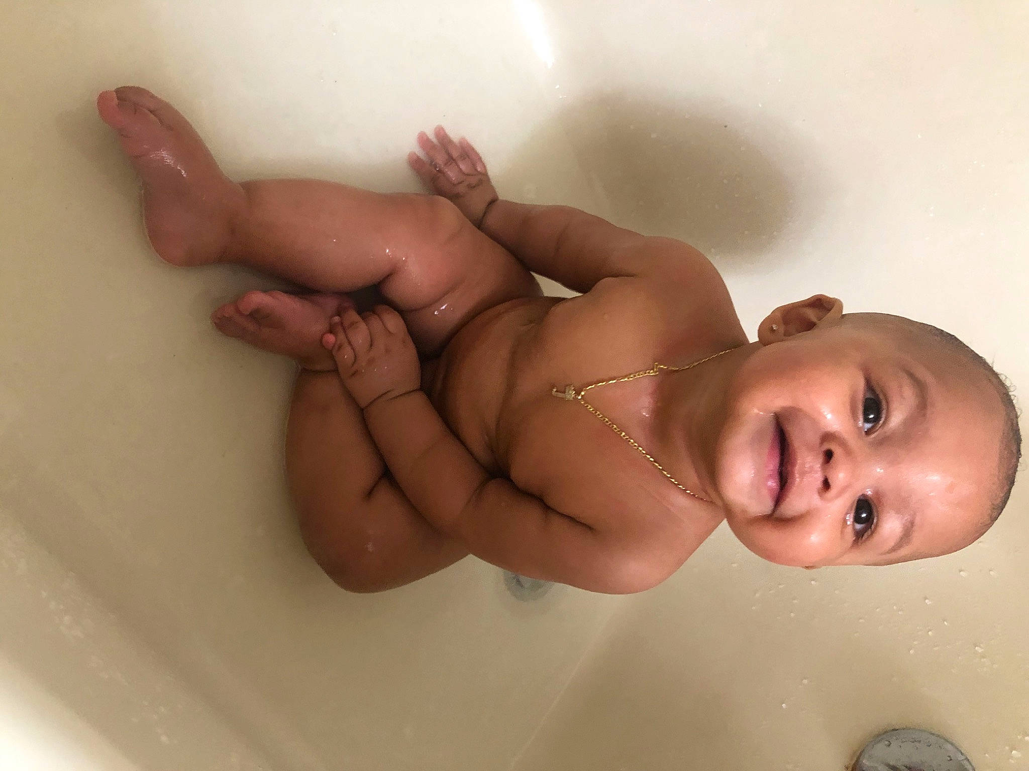 Jakai is registered to the contest to win money with this photo: baby, baby_bathing, bathing, bathtub, cheek, child, finger, flesh, hand, joy, mouth, muscle, nose, person, skin, stomach, thumb