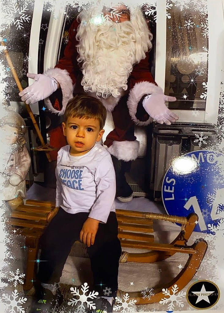 Keylian a rejoint le concours — aidez-le/la à gagner de superbes lots ! beard, event, flash_photography, fun, fur, happy, holiday, people, person, photograph, photography, shorts, sitting, snapshot, standing, stuffed_toy, t_shirt, toddler, toy, white