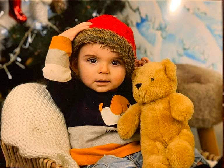 Lisandro a rejoint le concours — aidez-le/la à gagner de superbes lots ! baby, beanie, bear, cap, cheek, child, comfort, event, fur, happy, headwear, holiday, knit_cap, person, plush, room, skin, stuffed_toy, teddy_bear, toddler