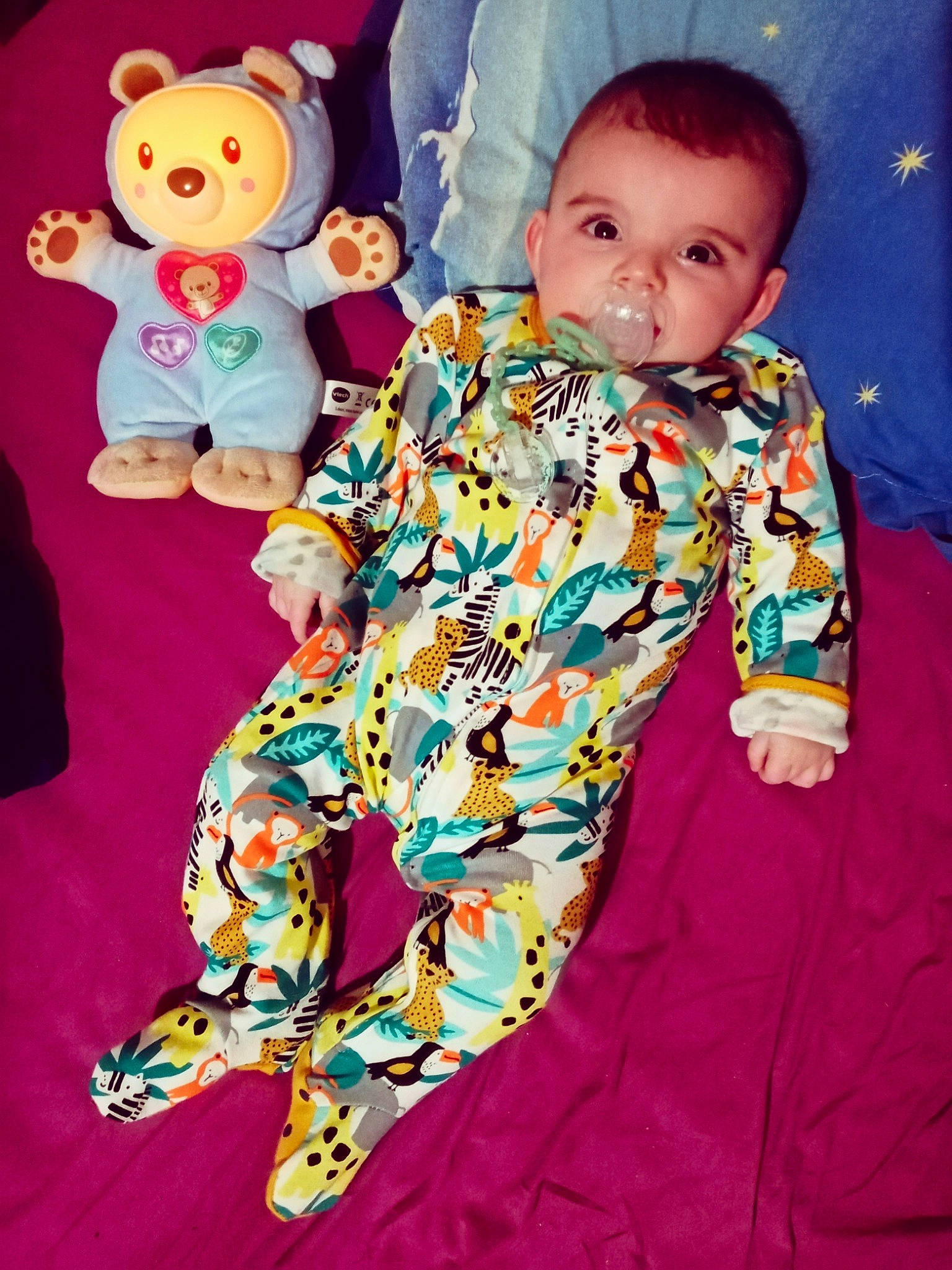 Lisandro a rejoint le concours — aidez-le/la à gagner de superbes lots ! baby, baby_toddler_clothing, child, comfort, face, happy, head, linens, organ, pajamas, pattern, people, person, pink, sleeve, stuffed_toy, t_shirt, teddy_bear, textile, toddler