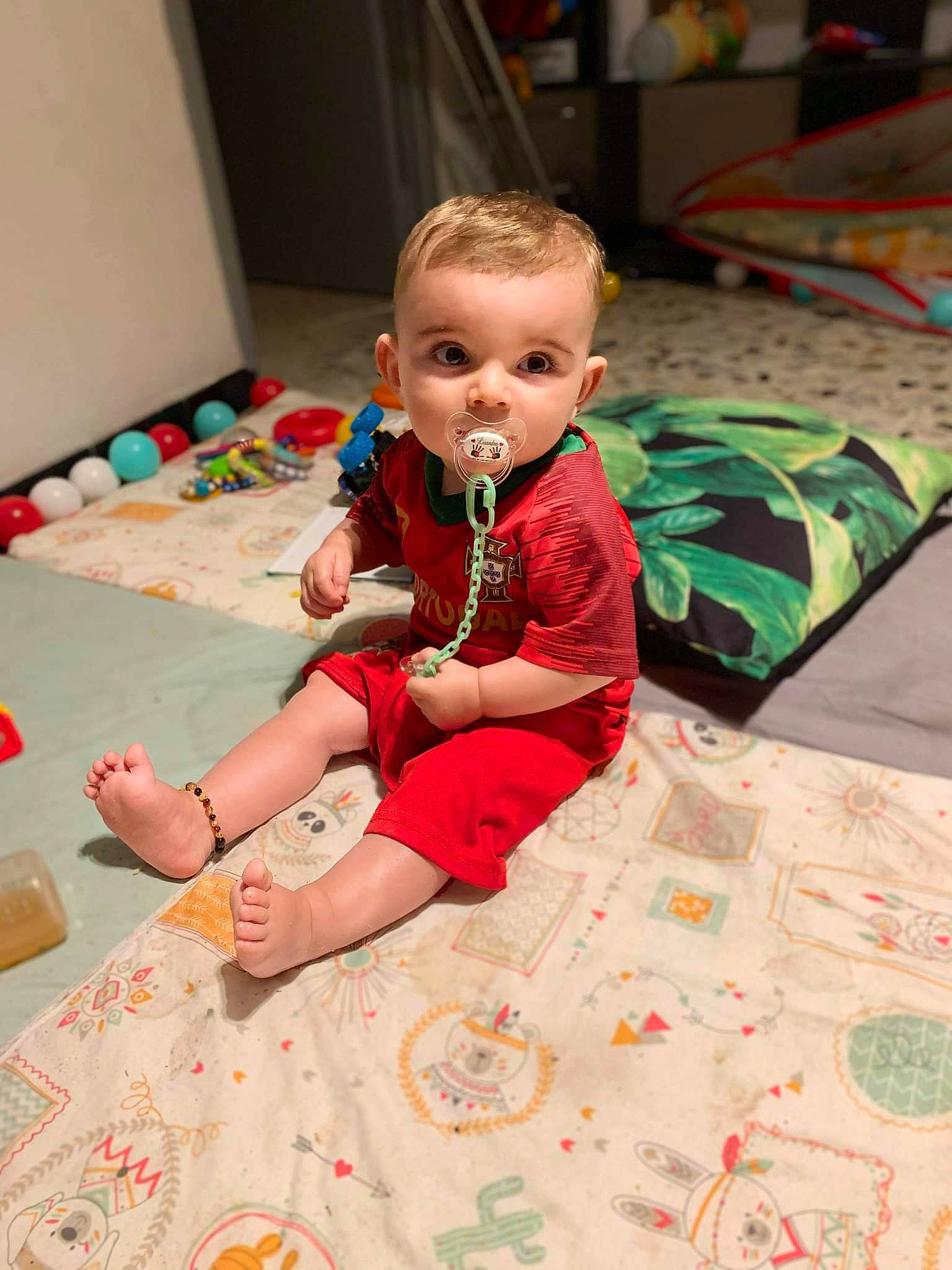 Lisandro a rejoint le concours — aidez-le/la à gagner de superbes lots ! baby, baby_products, baby_toddler_clothing, child, comfort, dress, event, floor, flooring, fun, head, leisure, linens, party, pattern, person, play, room, sitting, toddler