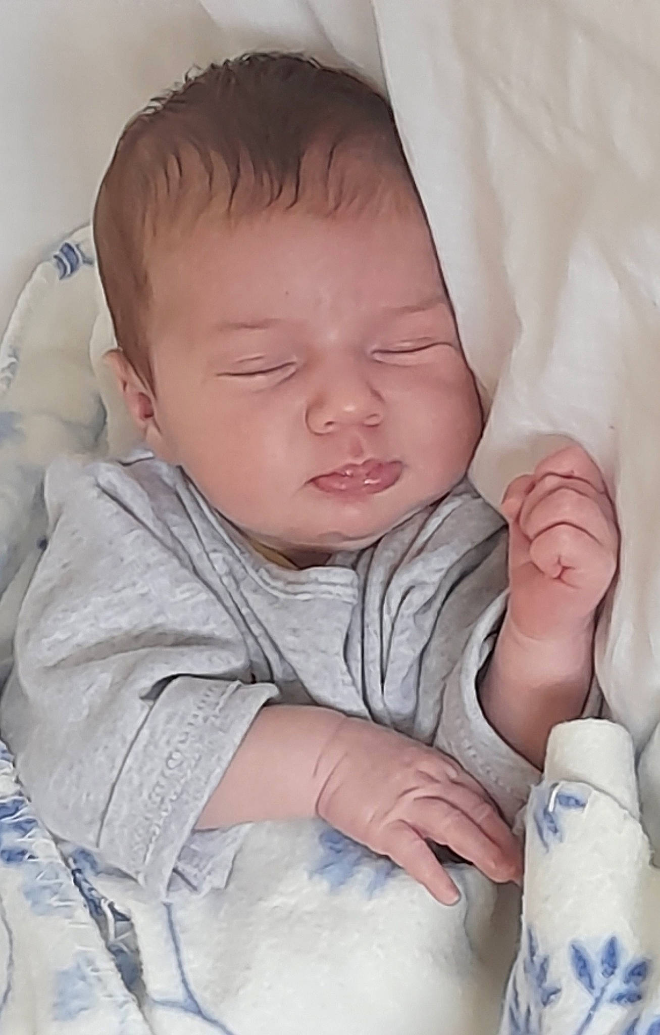 Evan a rejoint le concours — aidez-le/la à gagner de superbes lots ! baby, baby_sleeping, baby_toddler_clothing, cheek, chin, comfort, eye, eyebrow, finger, gesture, hand, iris, lip, mouth, nose, person, skin, sleeve, textile, toddler
