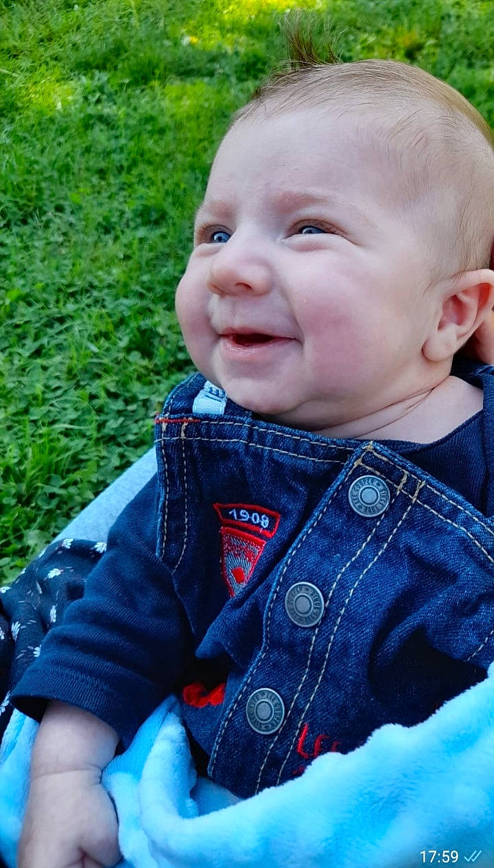 Evan a rejoint le concours — aidez-le/la à gagner de superbes lots ! baby, baby_toddler_clothing, cheek, collar, cool, electric_blue, facial_expression, grass, happy, head, iris, lip, nose, people_in_nature, person, plant, skin, sleeve, smile, summer