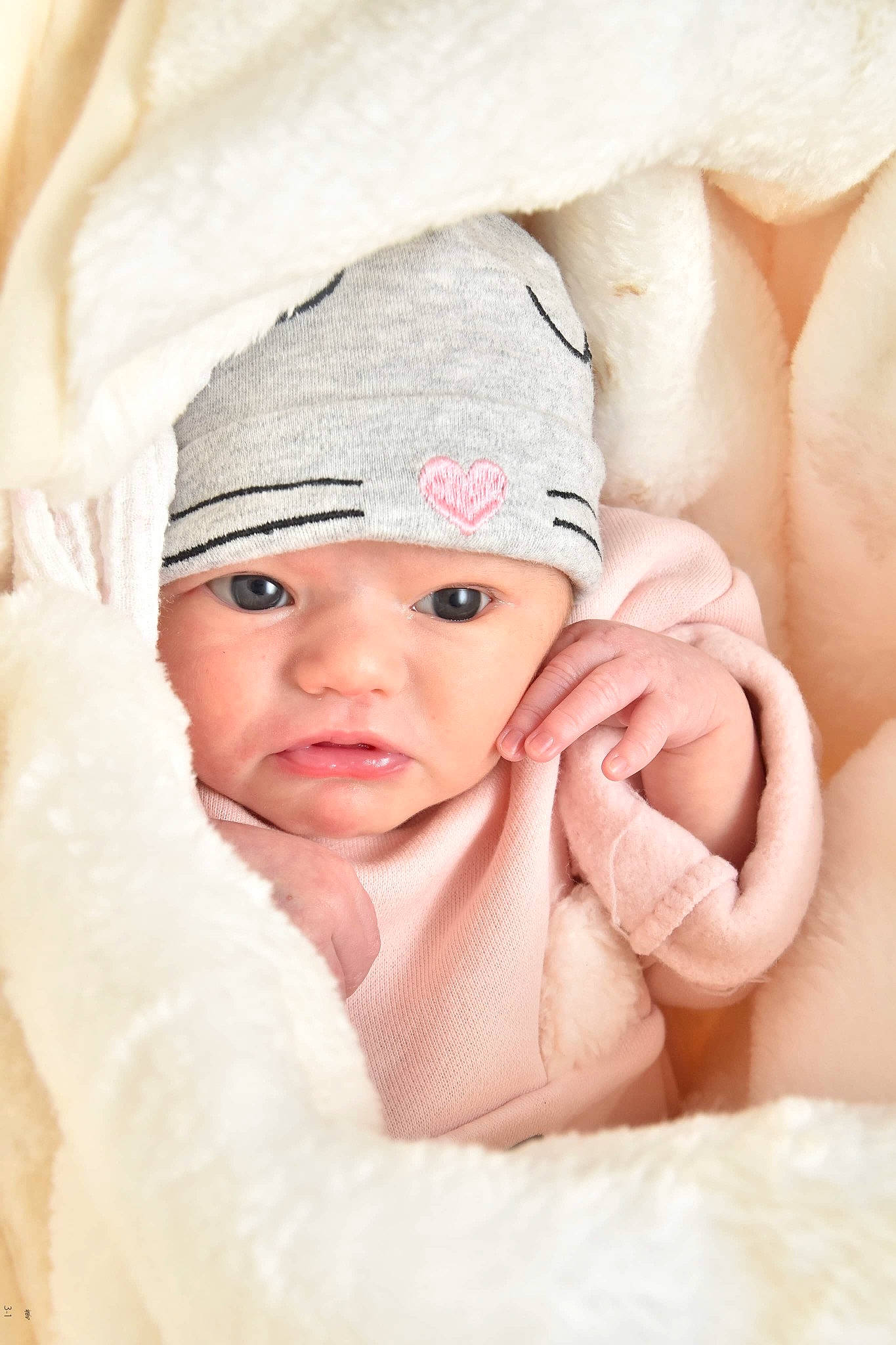 Emilie participe au concours pour gagner de l'argent avec cette photo : baby, baby_toddler_clothing, beauty, cheek, child, comfort, face, finger, gesture, hand, happy, headgear, headwear, linens, lip, person, pink, skin, sleeve, textile