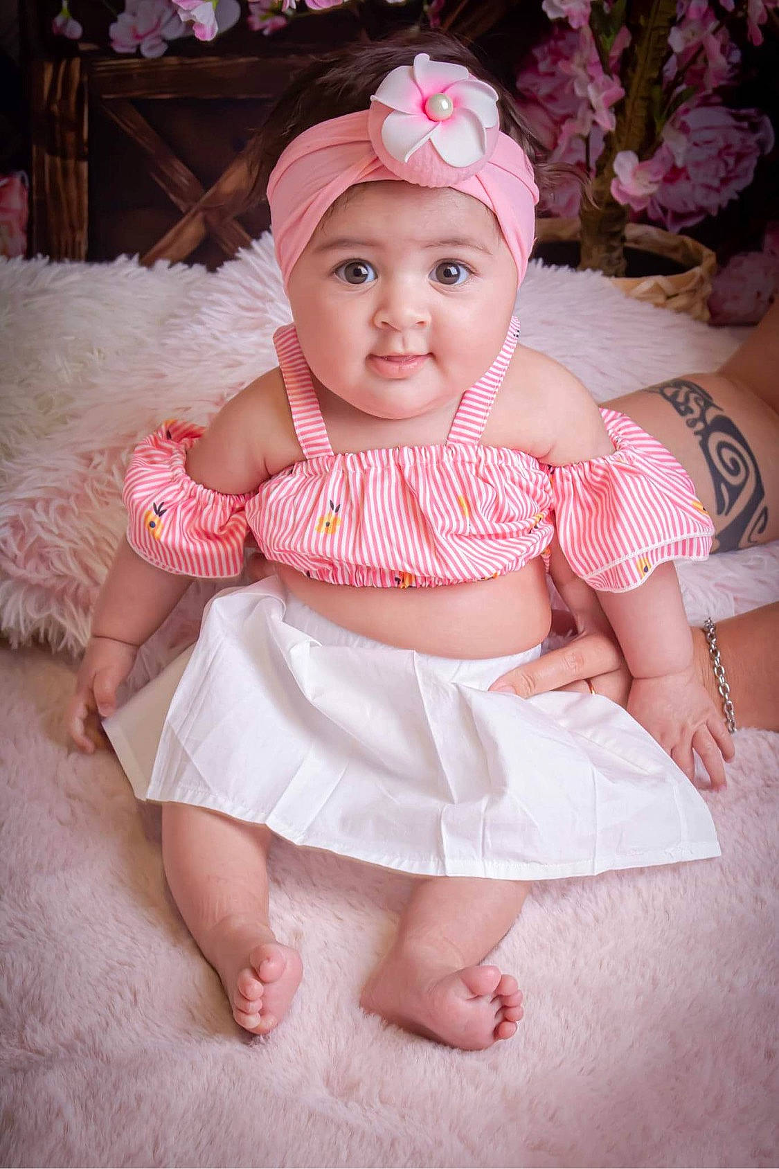 Hoani a rejoint le concours — aidez-le/la à gagner de superbes lots ! baby, baby_toddler_clothing, cheek, dress, embellishment, eye, facial_expression, finger, flash_photography, hand, happy, hat, headgear, headwear, human_body, iris, lip, mouth, person, pink