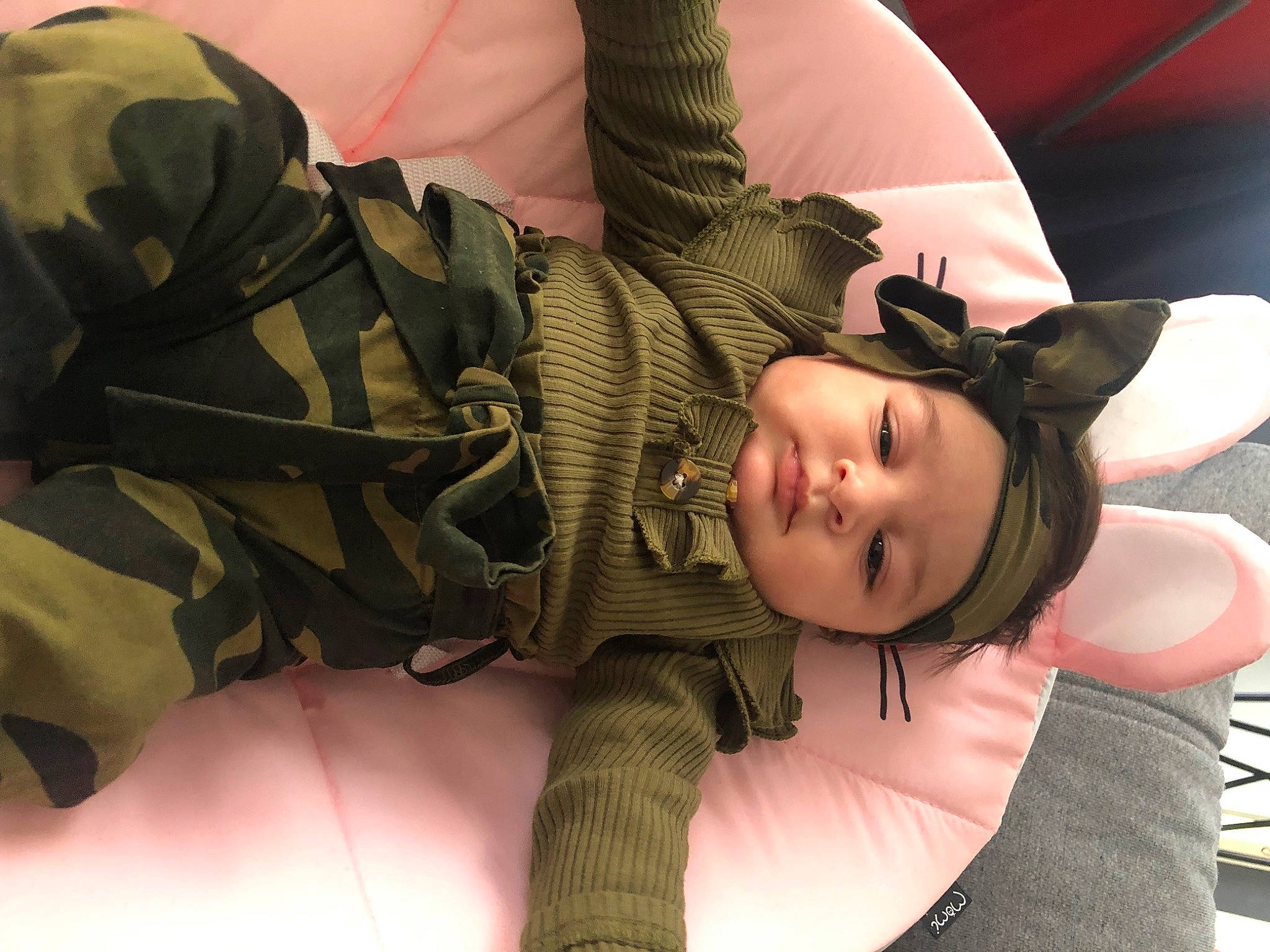 Hoani participe au concours pour gagner de l'argent avec cette photo : arm, camouflage, chair, comfort, elbow, eyelash, finger, flash_photography, gesture, hand, headwear, human_body, human_leg, joint, leg, military_camouflage, military_uniform, mouth, person, skin