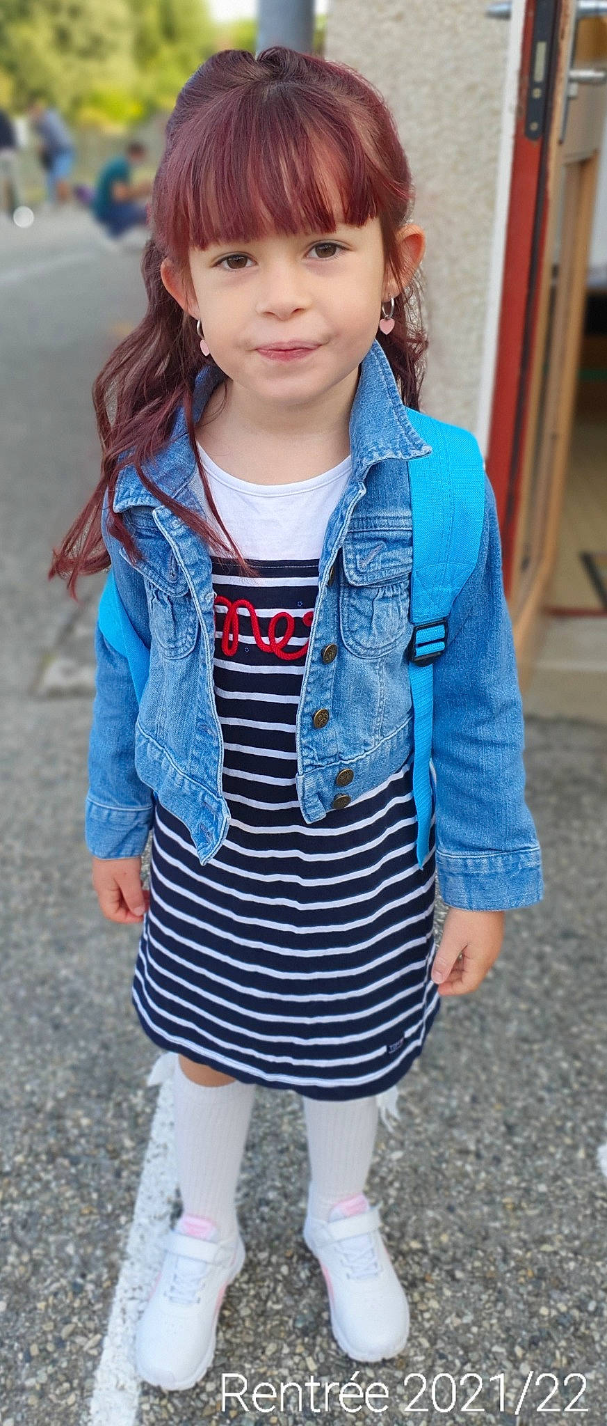 Kimberly participe au concours pour gagner de l'argent avec cette photo : arm, azure, baby_toddler_clothing, cool, denim, electric_blue, face, hairstyle, happy, headgear, joint, joy, neck, organ, outerwear, person, shoulder, sleeve, standing, t_shirt