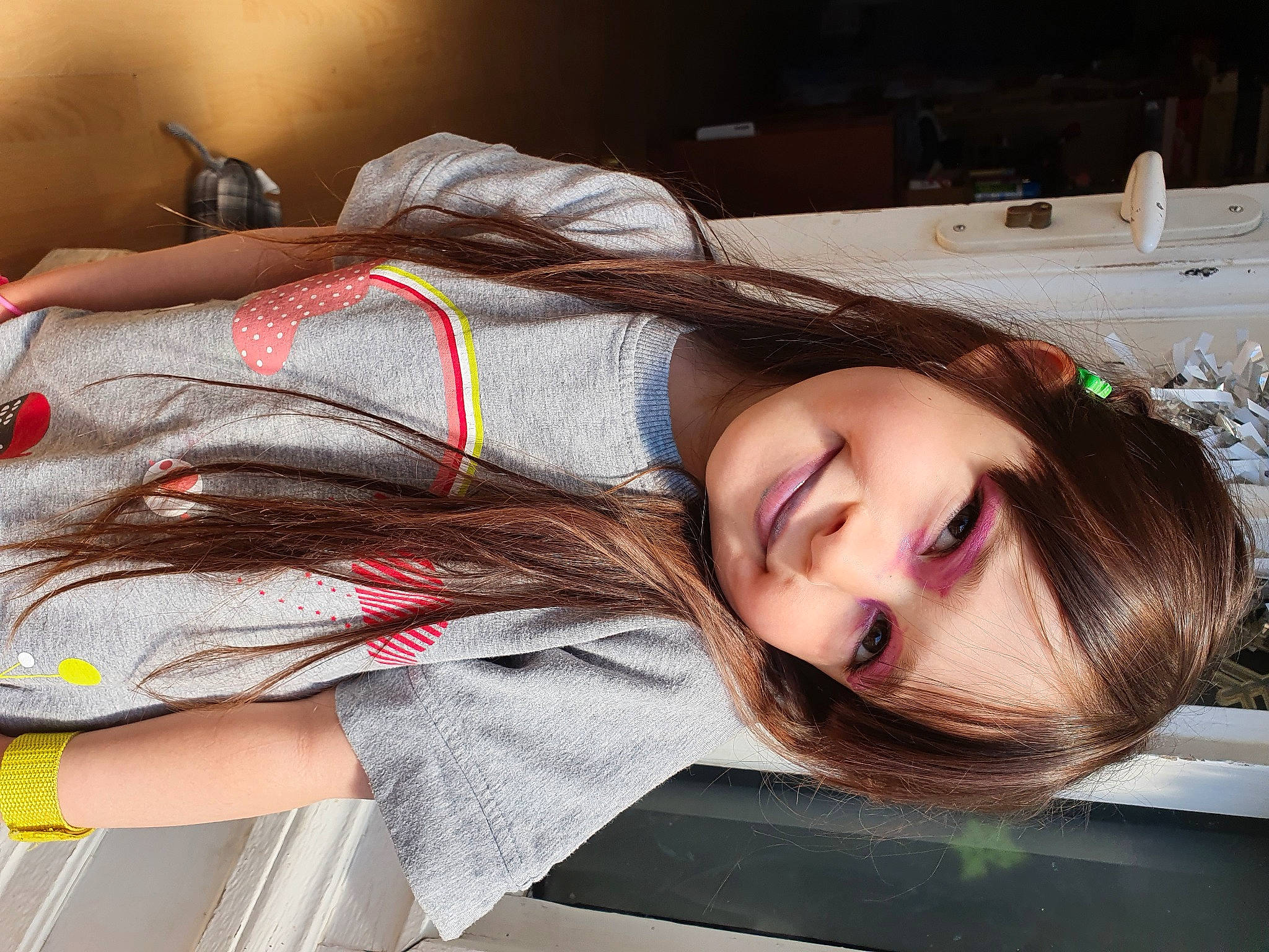 Kimberly participe au concours pour gagner de l'argent avec cette photo : black_hair, child, chin, comfort, eye, eyebrow, eyelash, eyewear, flash_photography, happy, human_leg, joy, lip, long_hair, neck, pattern, person, skin, smile, thigh