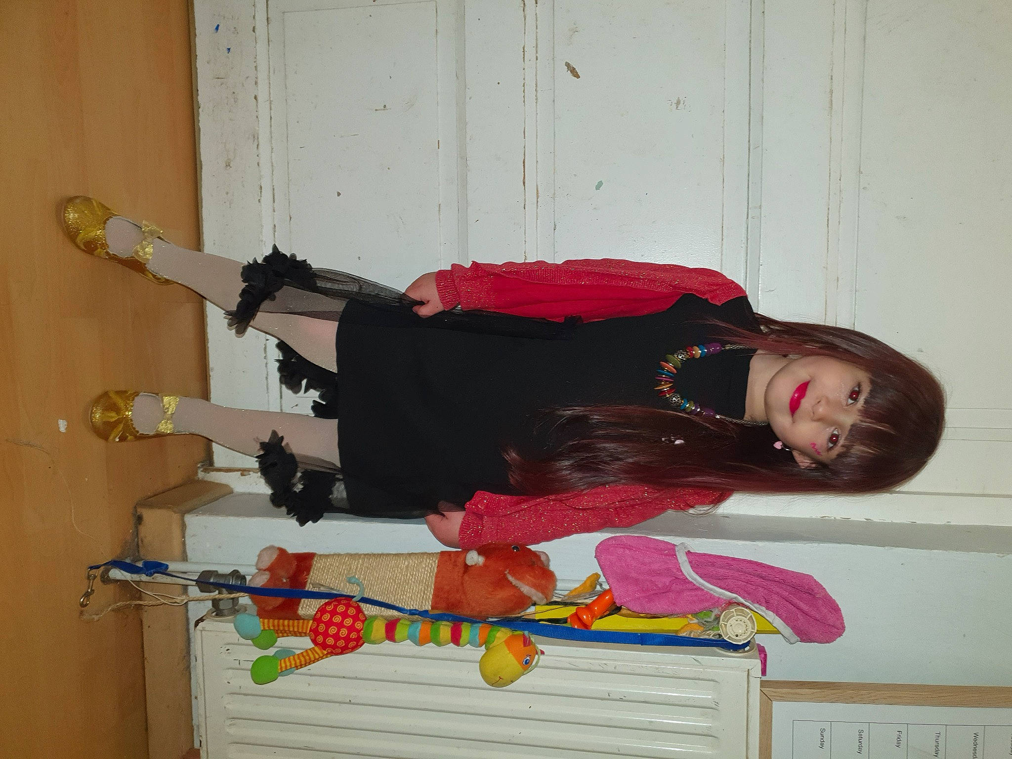 Kimberly participe au concours pour gagner de l'argent avec cette photo : art, boot, carmine, costume, costume_design, fashion_design, joy, knee, magenta, person, room, thigh, visual_arts, wood