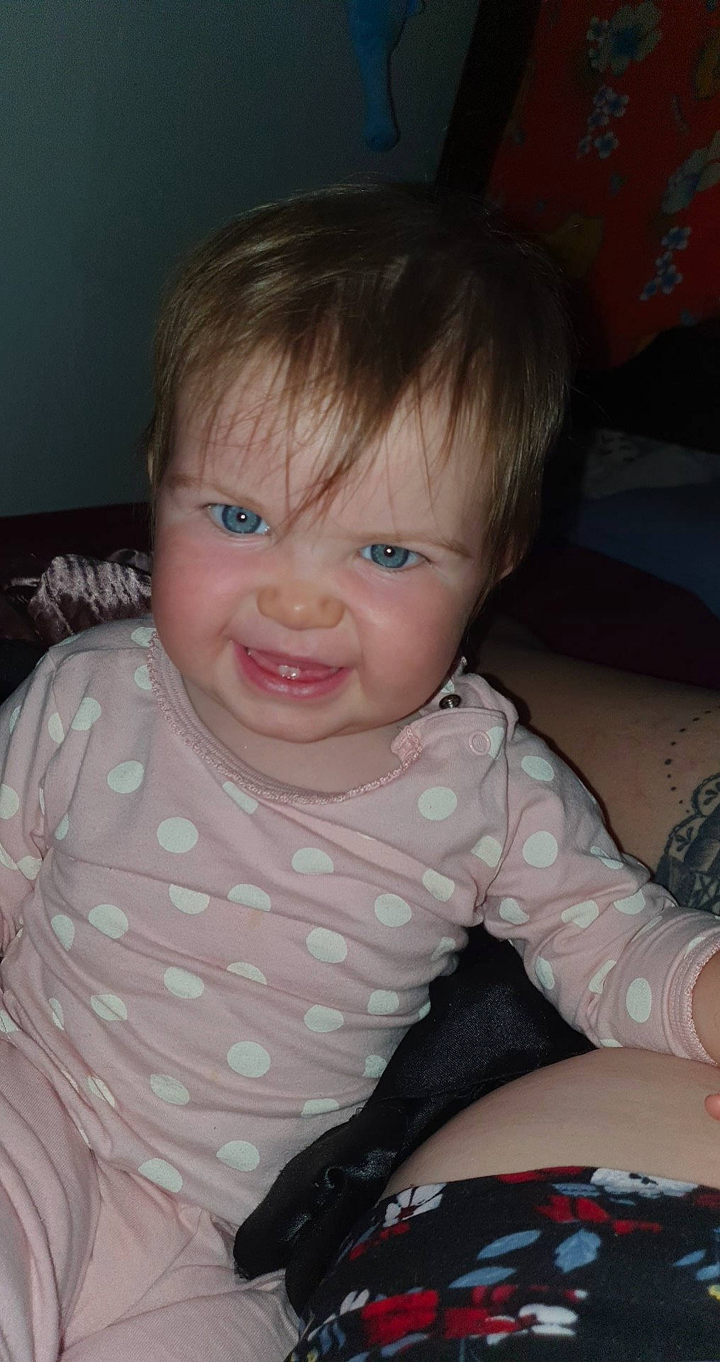 Kamélya a rejoint le concours — aidez-le/la à gagner de superbes lots ! arm, baby, baby_toddler_clothing, cheek, chin, eye, eyebrow, finger, happy, iris, lip, mouth, neck, nose, person, pink, skin, sleeve, smile, standing