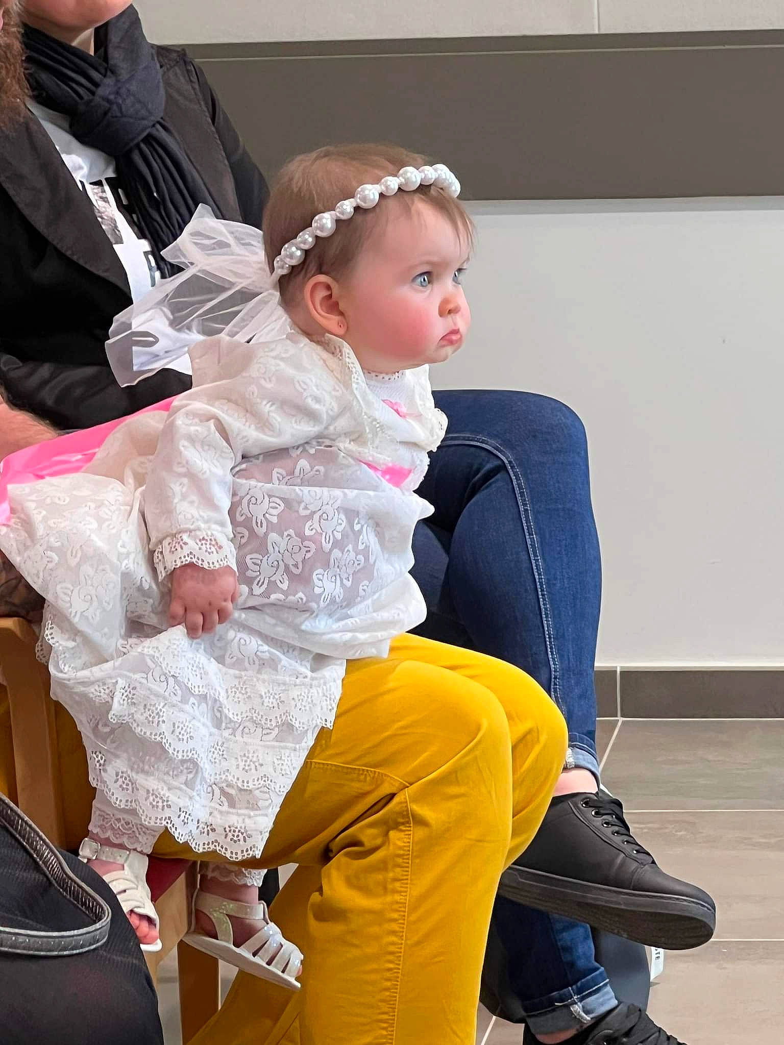 Kamélya a rejoint le concours — aidez-le/la à gagner de superbes lots ! baby, chair, child, costume, event, fashion_accessory, fashion_design, footwear, fun, happy, human_leg, knee, lap, leisure, person, shoe, sitting, sneakers, sock, thigh