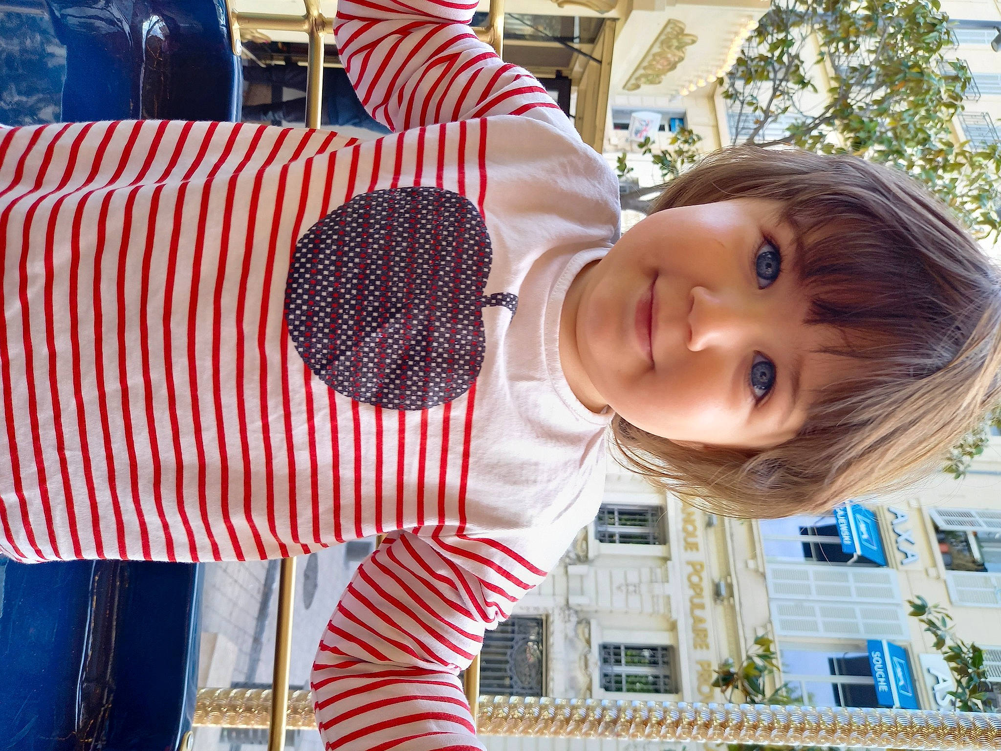 Déa participe au concours pour gagner de l'argent avec cette photo : cool, facial_expression, fun, hairstyle, happy, human, joy, leisure, mammal, nose, organ, person, plant, public_space, red, sleeve, smile, standing, summer, tree