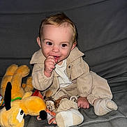 Sandro participe au concours pour gagner de l'argent avec cette photo : toddler, child, baby, plush_toy, stuffed_animal, couch, clothing, beige, sitting, smiling, happy, indoor, face, sock, toy, furniture, cute, young_child, portrait, cozy
