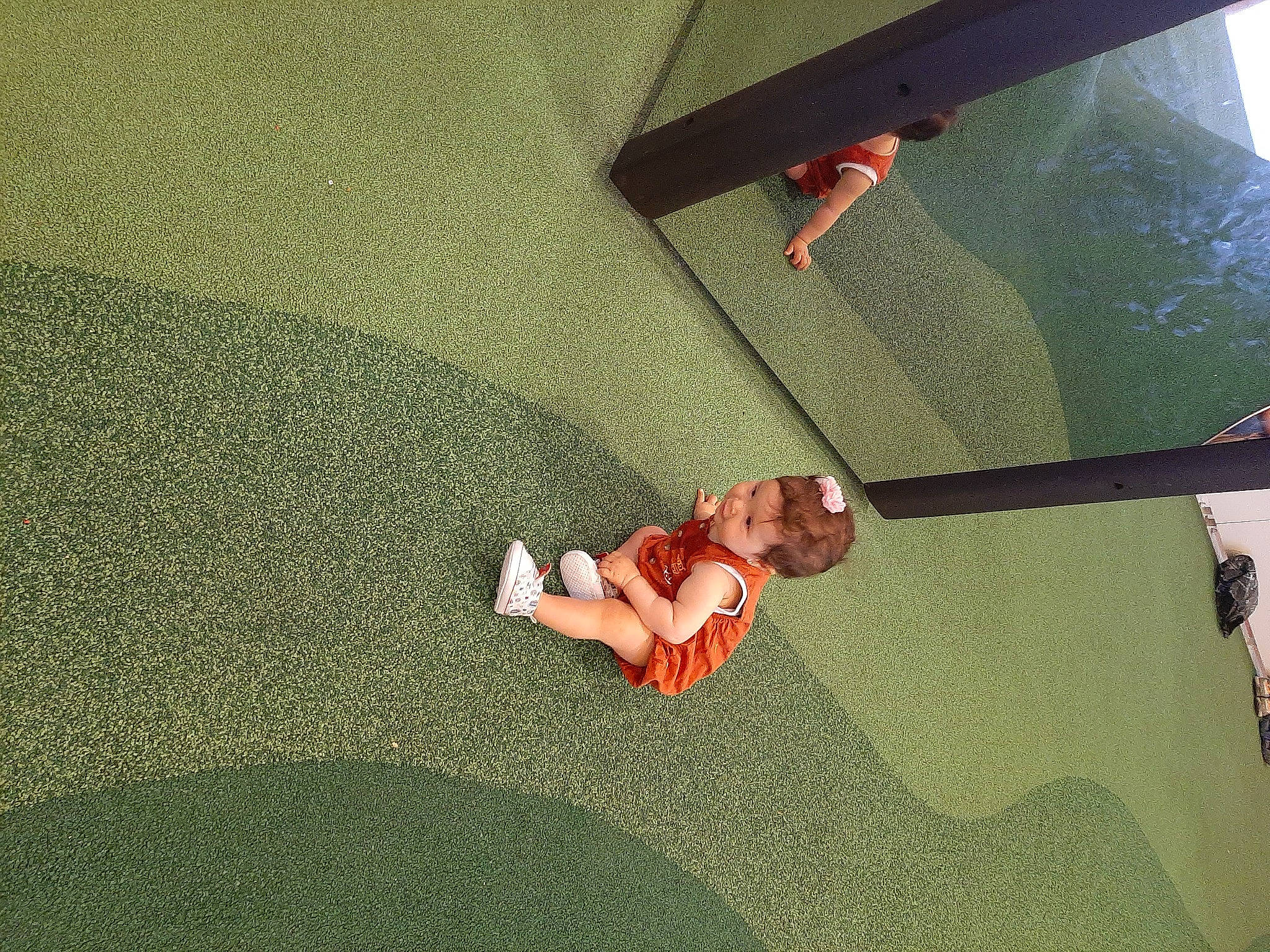 Tiharte a rejoint le concours — aidez-le/la à gagner de superbes lots ! asphalt, carmine, floor, flooring, fun, grass, human_leg, landscape, leisure, organism, pattern, person, road_surface, room, shadow, textile, tints_and_shades, vehicle_door, wall, windshield