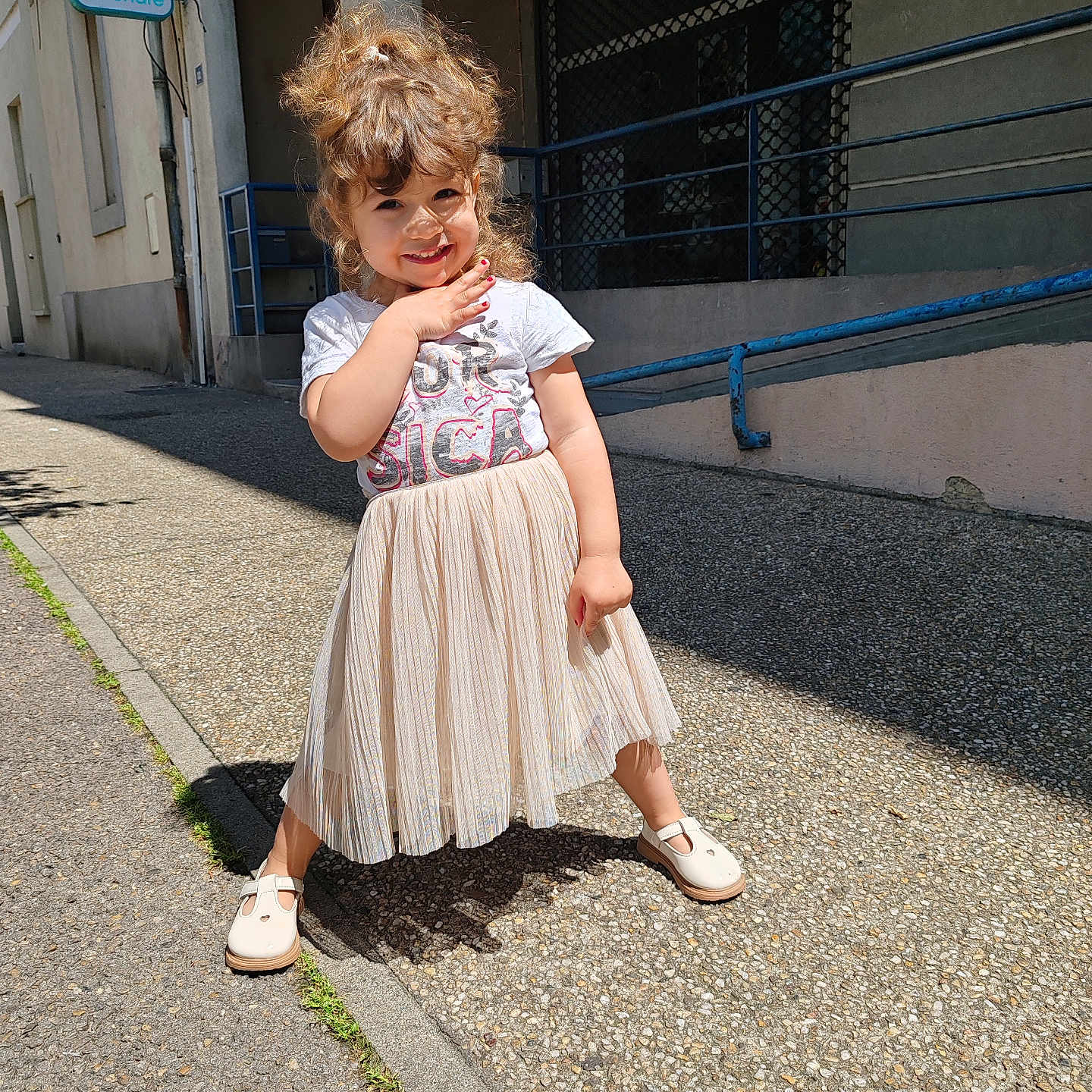 Chadia a rejoint le concours — aidez-le/la à gagner de superbes lots ! child, clothing, dress, eveningdress, face, female, footwear, formalwear, girl, head, pants, path, person, photography, portrait, road, sandal, shoe, skirt, walkway