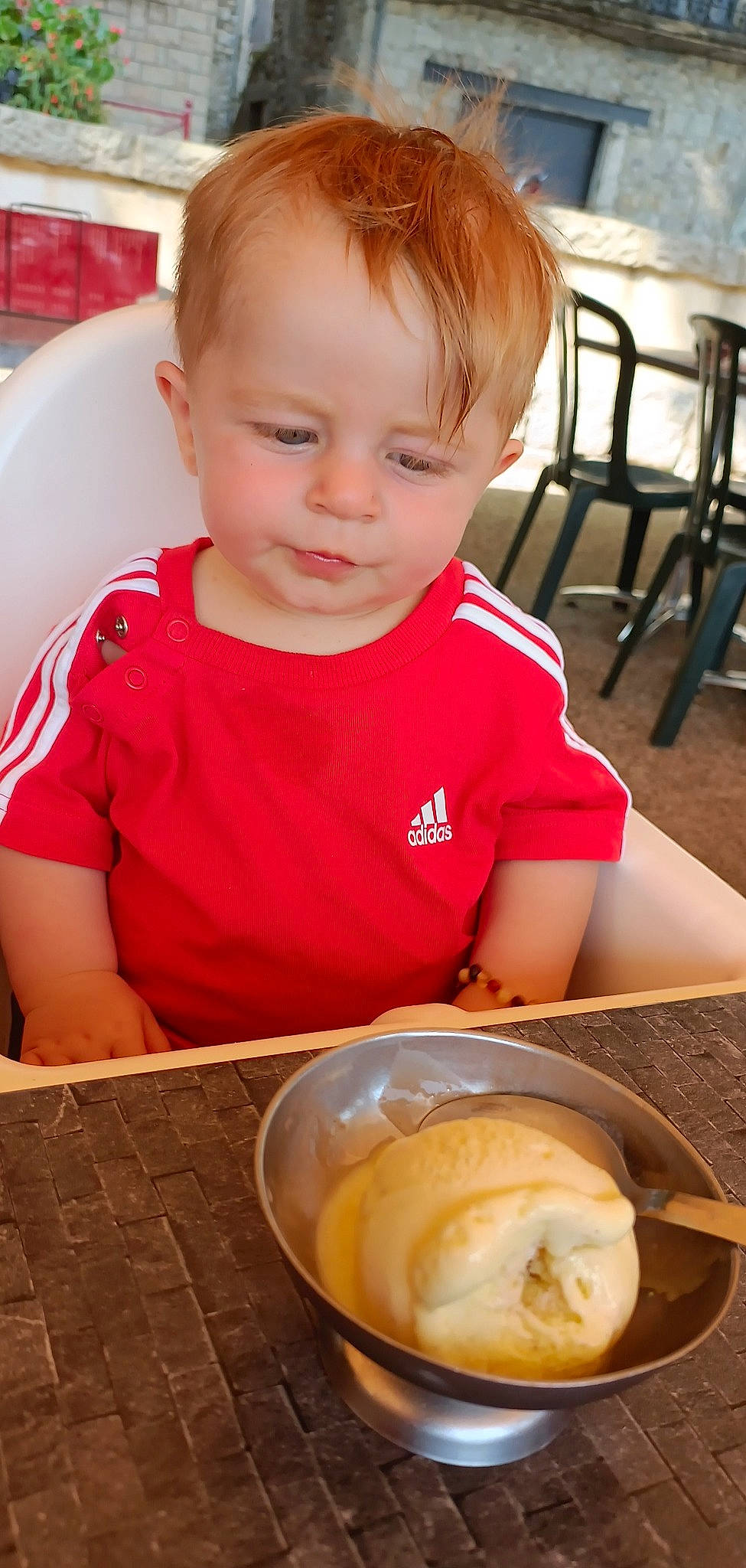 Liam a rejoint le concours — aidez-le/la à gagner de superbes lots ! baby, baby_toddler_clothing, chair, child, coffee, comfort_food, cuisine, dessert, dish, fast_food, food, food_craving, ingredient, junk_food, milk, person, plate, spoon, t_shirt, tableware