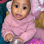 Orlane participe au concours pour gagner de l'argent avec cette photo : toddler, child, pink_clothing, bonnet, knitwear, cup, sitting, indoors, blanket, curious, face, hands, feet, young_child, portrait, cute, cozy, soft_fabric, playing, baby