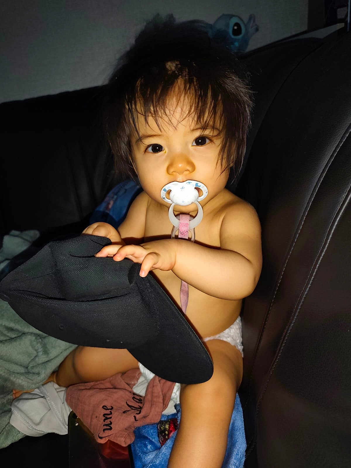 June a rejoint le concours — aidez-le/la à gagner de superbes lots ! baby, pacifier, hat, couch, blanket, child, indoor, infant, person, cute, skin, hair, holding, sitting, toy, comfort, face, expression, clothing, young