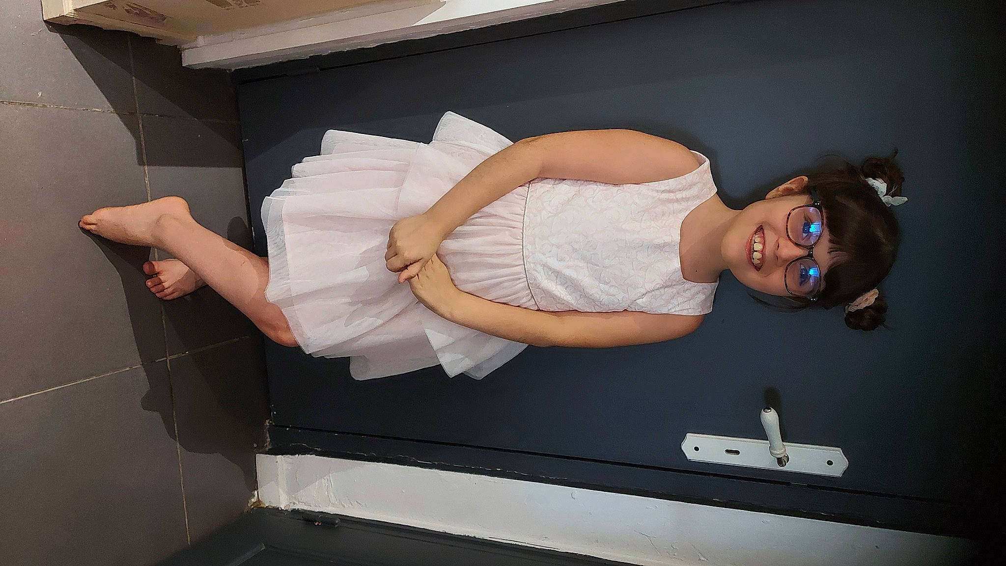 Stella a rejoint le concours — aidez-le/la à gagner de superbes lots ! automotive_design, bedding, blond, bride, comfort, couch, dress, elbow, flash_photography, human_leg, joint, joy, knee, linens, luxury_vehicle, person, room, shoulder, sitting, thigh