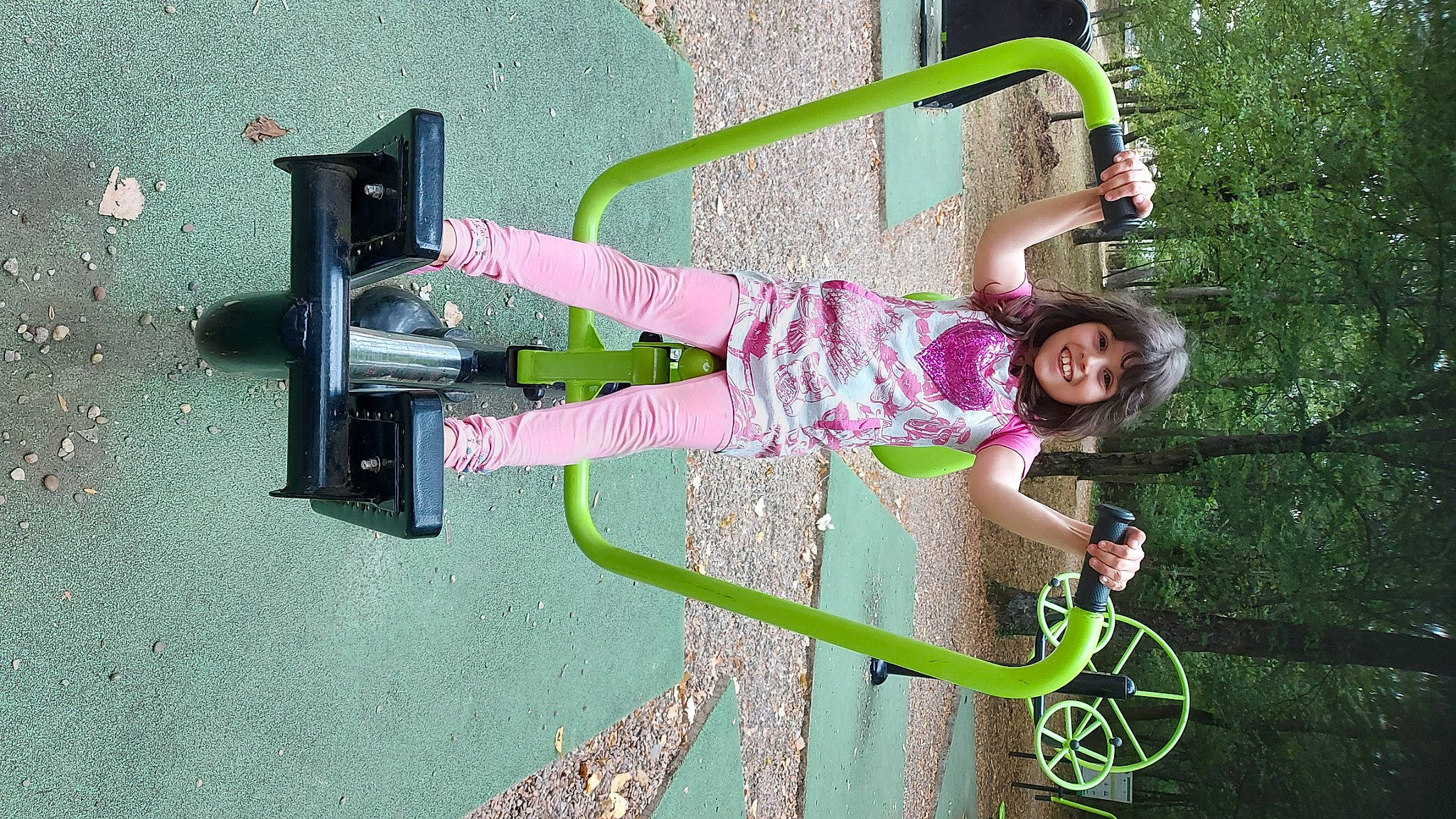 Stella a rejoint le concours — aidez-le/la à gagner de superbes lots ! baby, baby_toddler_clothing, child, city, fun, gas, grass, happy, joy, leisure, machine, magenta, outdoor_play_equipment, person, pink, playground, public_space, recreation, smile, toddler