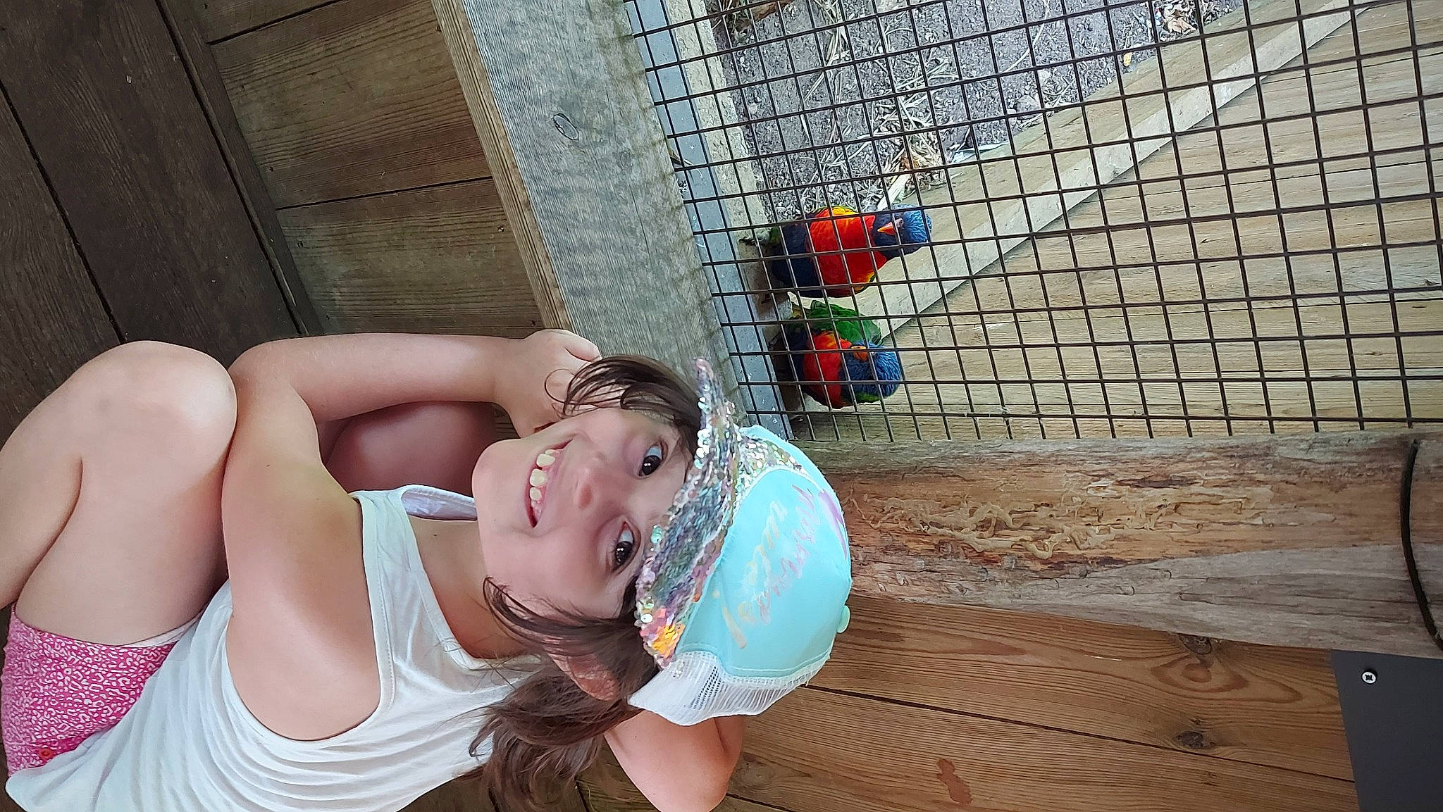 Stella a rejoint le concours — aidez-le/la à gagner de superbes lots ! abdomen, child, eyewear, fashion_accessory, flash_photography, flooring, fun, happy, headwear, human_leg, jewellery, joy, leisure, person, photo_shoot, room, sitting, t_shirt, thigh, vacation