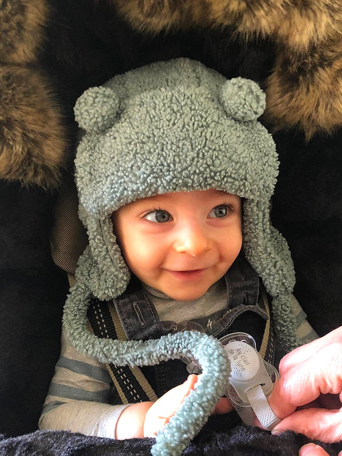 Elon a rejoint le concours — aidez-le/la à gagner de superbes lots ! black, cap, dress, eye, face, flash_photography, green, hand, head, headwear, human_body, iris, joy, lip, organ, outerwear, person, photograph, product, skin