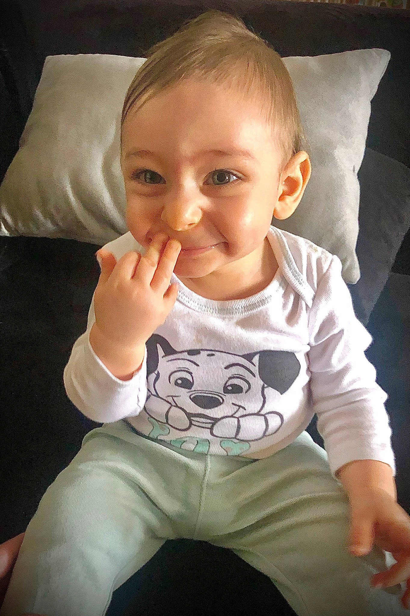 Elon a rejoint le concours — aidez-le/la à gagner de superbes lots ! baby_toddler_clothing, cheek, comfort, facial_expression, flash_photography, hair, hairstyle, hand, head, human_body, leg, lip, mouth, neck, nose, organ, person, skin, sleeve, smile