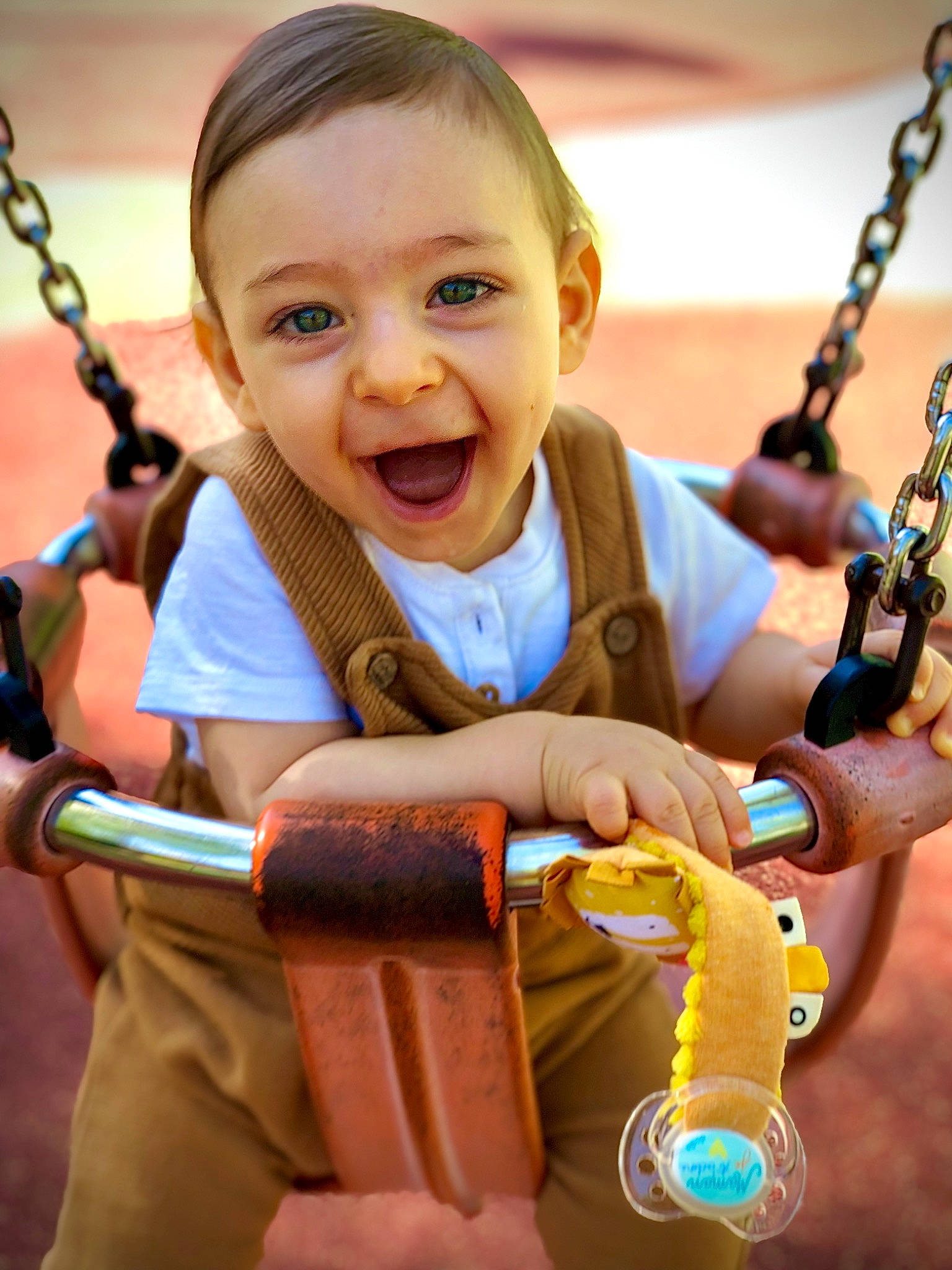 Elon participe au concours pour gagner de l'argent avec cette photo : baby, blue, child, chin, electric_blue, facial_expression, fun, happy, human_settlement, leisure, person, photograph, product, recreation, skin, smile, snapshot, summer, swing, toddler