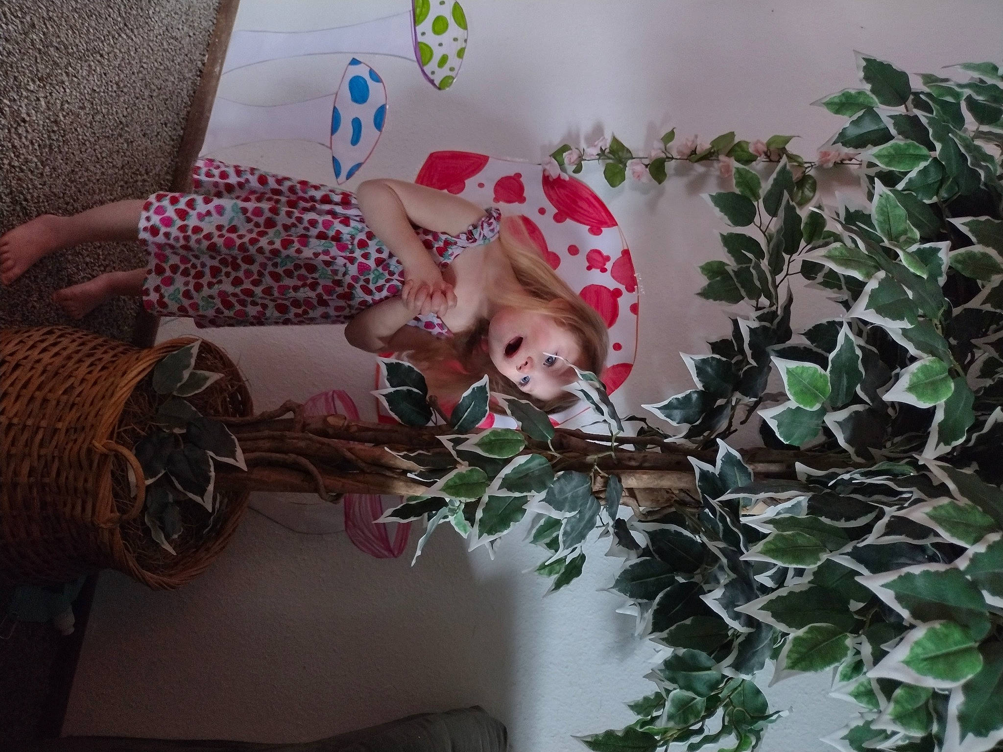 Eratria is registered to the contest to win money with this photo: artificial_flower, cut_flowers, event, fashion_accessory, floral_design, floristry, flower, flower_arranging, happy, headgear, headwear, houseplant, pattern, person, petal, plant, room, rose, textile, toddler