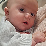 Alana a rejoint le concours — aidez-le/la à gagner de superbes lots ! baby, infant, face, eyes, skin, clothing, hand, cuteness, portrait, closeup, young_child, newborn, cozy, soft_texture, expression, curious, indoors, human, person, child