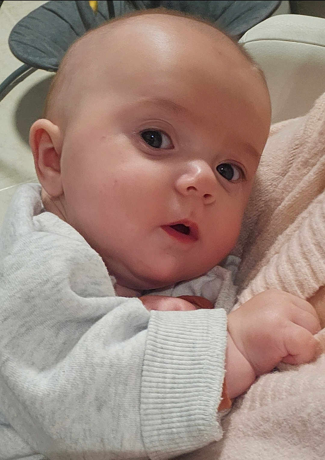 Alana a rejoint le concours — aidez-le/la à gagner de superbes lots ! baby, infant, face, eyes, skin, clothing, hand, cuteness, portrait, closeup, young_child, newborn, cozy, soft_texture, expression, curious, indoors, human, person, child