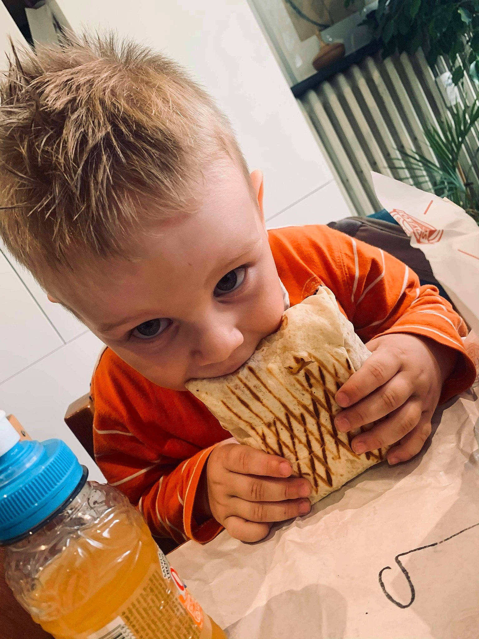 Melvin participe au concours pour gagner de l'argent avec cette photo : baby, baby_bottle, child, eating, nose, person, plastic_bottle, play, product, toddler