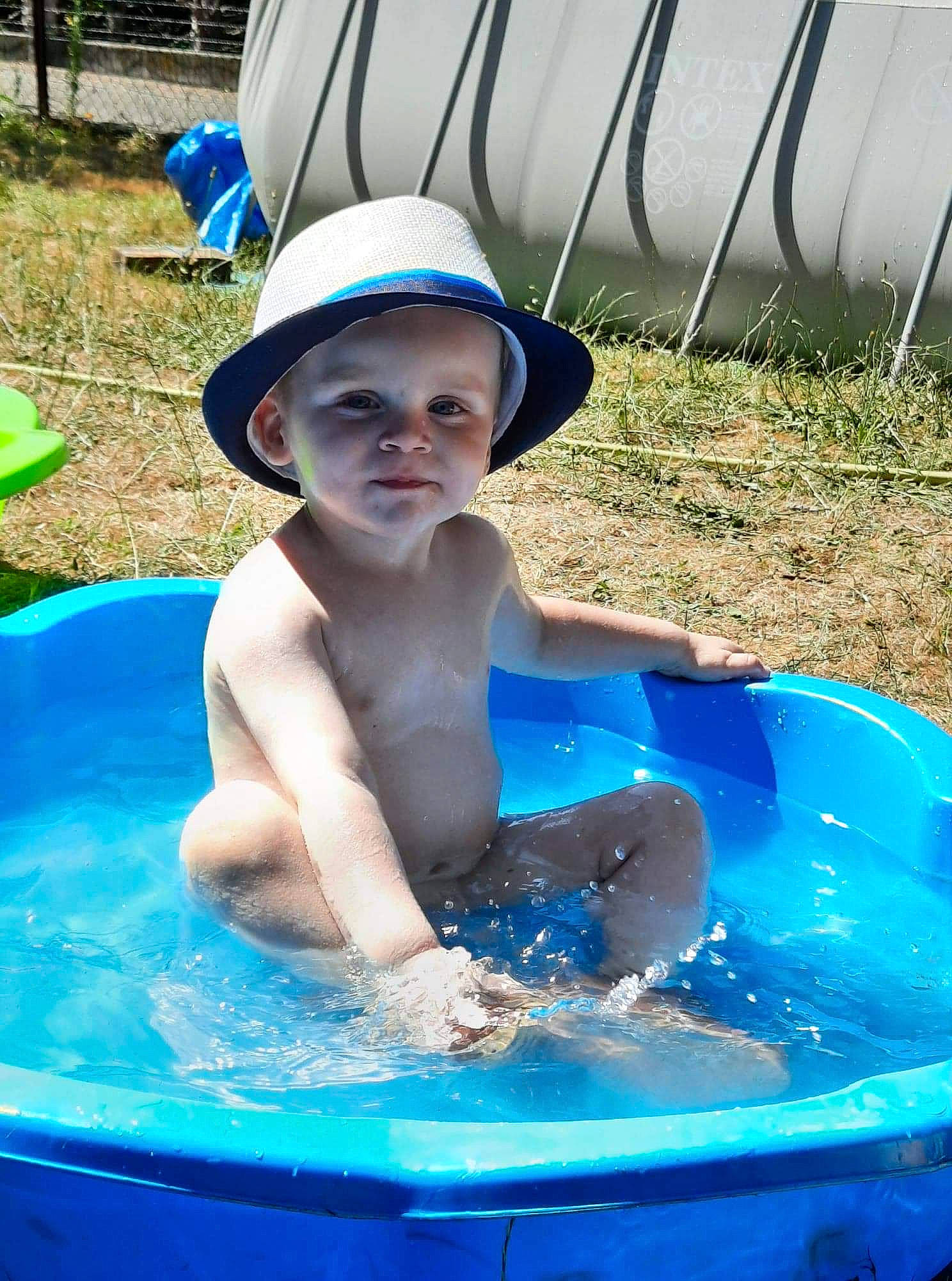 Melvin participe au concours pour gagner de l'argent avec cette photo : bathing, child, fun, headwear, leisure, person, play, smile, summer, vacation, water