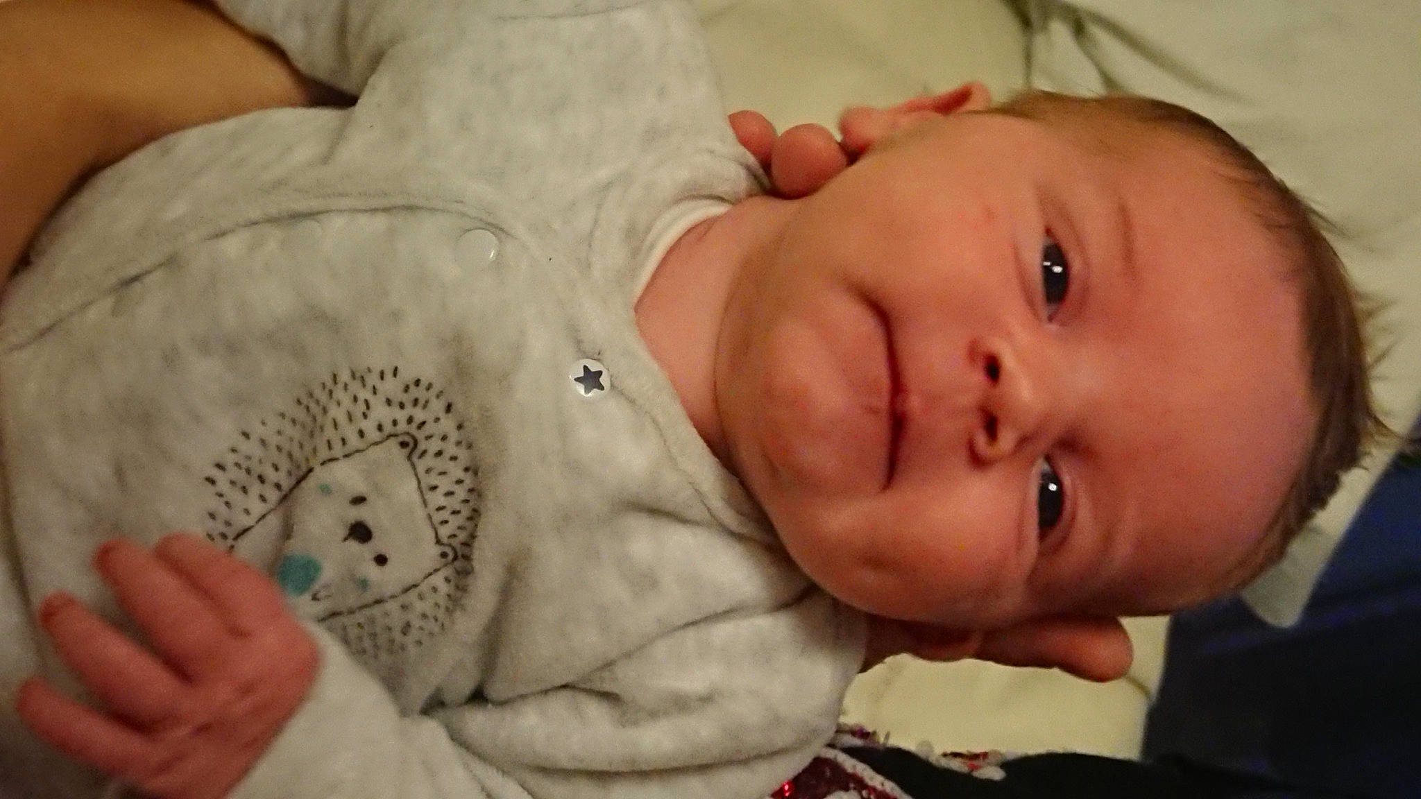 Melvin a rejoint le concours — aidez-le/la à gagner de superbes lots ! baby, bedtime, cheek, child, chin, close_up, ear, eye, face, finger, forehead, hand, head, iris, lip, mouth, nose, organ, person, skin