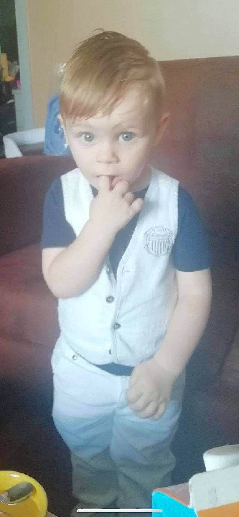 Melvin participe au concours pour gagner de l'argent avec cette photo : arm, blond, cheek, child, child_model, chin, ear, eye, forehead, hair, hairstyle, jaw, long_hair, neck, nose, person, photography, sitting, surprise, thumb