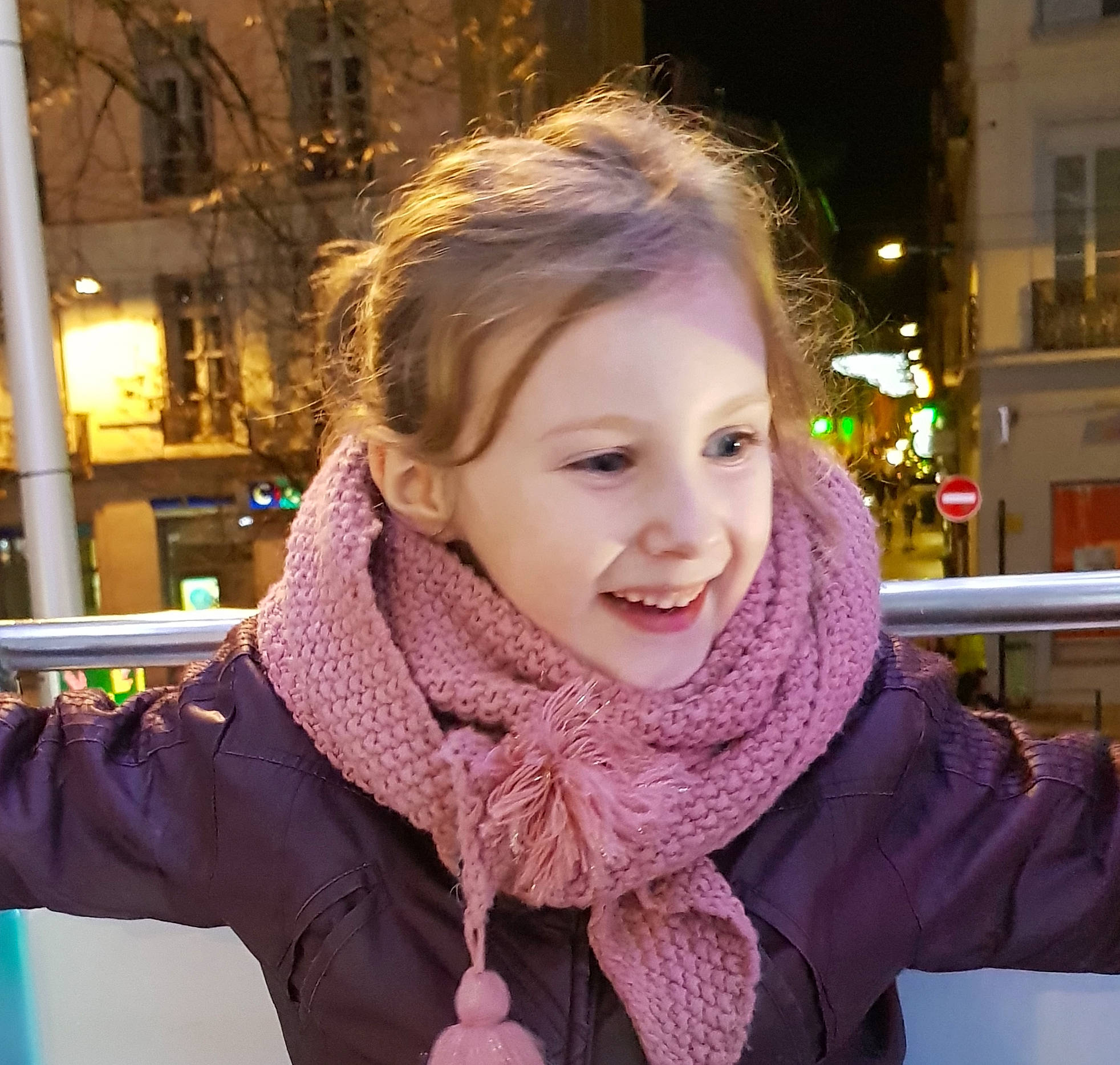 Maëlle a rejoint le concours — aidez-le/la à gagner de superbes lots ! brown_hair, ear, face, fashion_accessory, fur, hair_coloring, happy, joy, lip, neck, outerwear, person, scarf, smile, wool