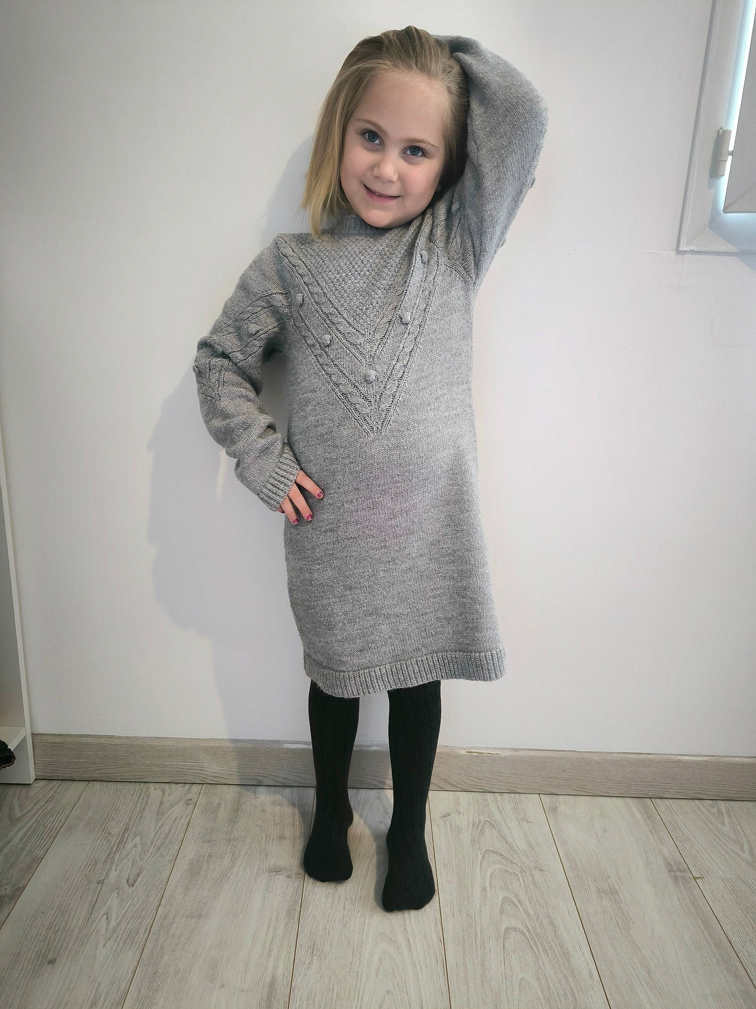 Victoria a rejoint le concours — aidez-le/la à gagner de superbes lots ! blond, collar, face, fashion_design, floor, flooring, gesture, grey, hair, hardwood, head, human_leg, joy, knee, neck, one_piece_garment, pattern, person, sleeve, smile