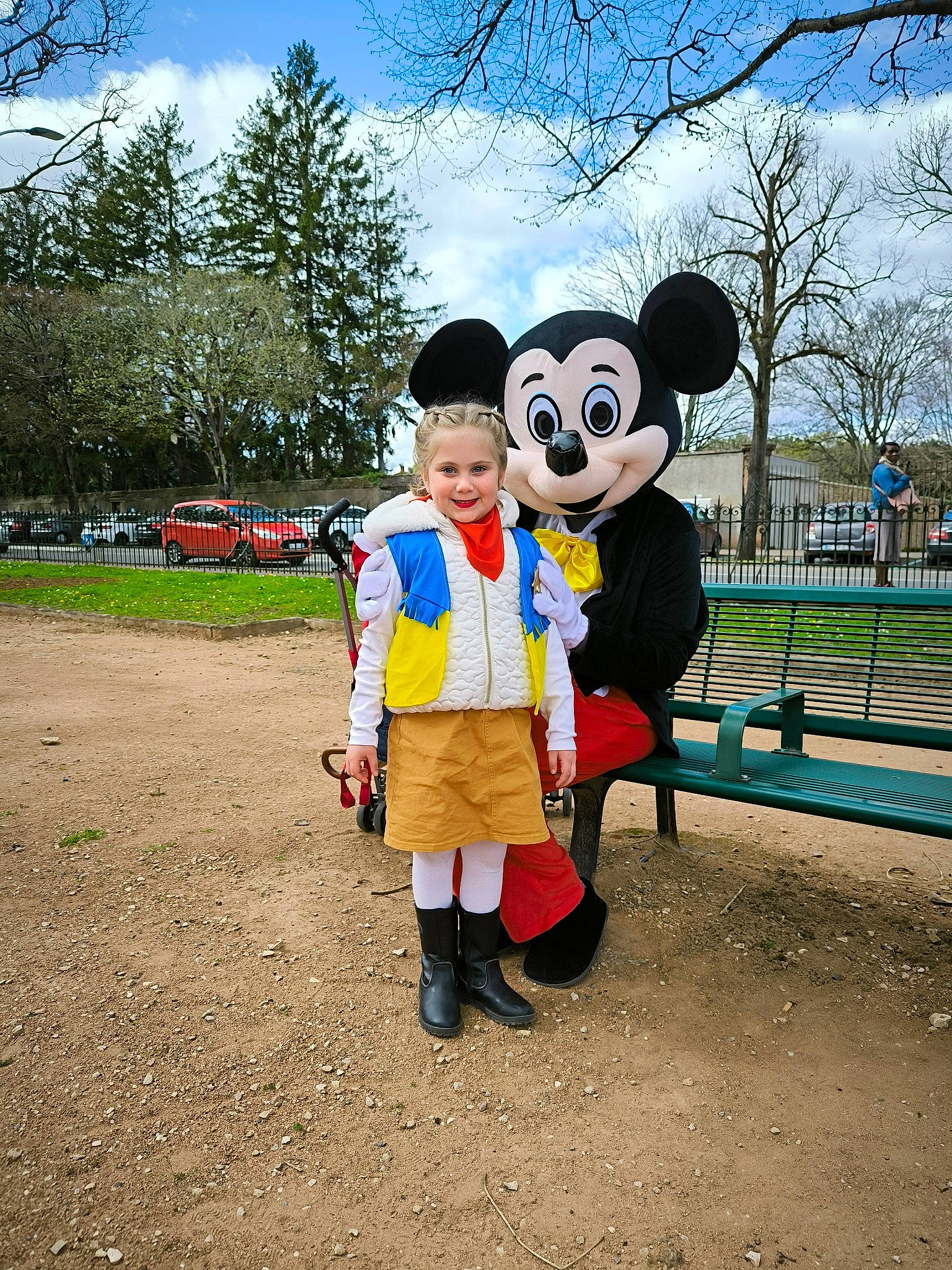 Victoria participe au concours pour gagner de l'argent avec cette photo : bench, child, cloud, event, fun, fur, gesture, grass, happy, hat, joy, landscape, leisure, mascot, person, plant, recreation, sky, smile, tourism