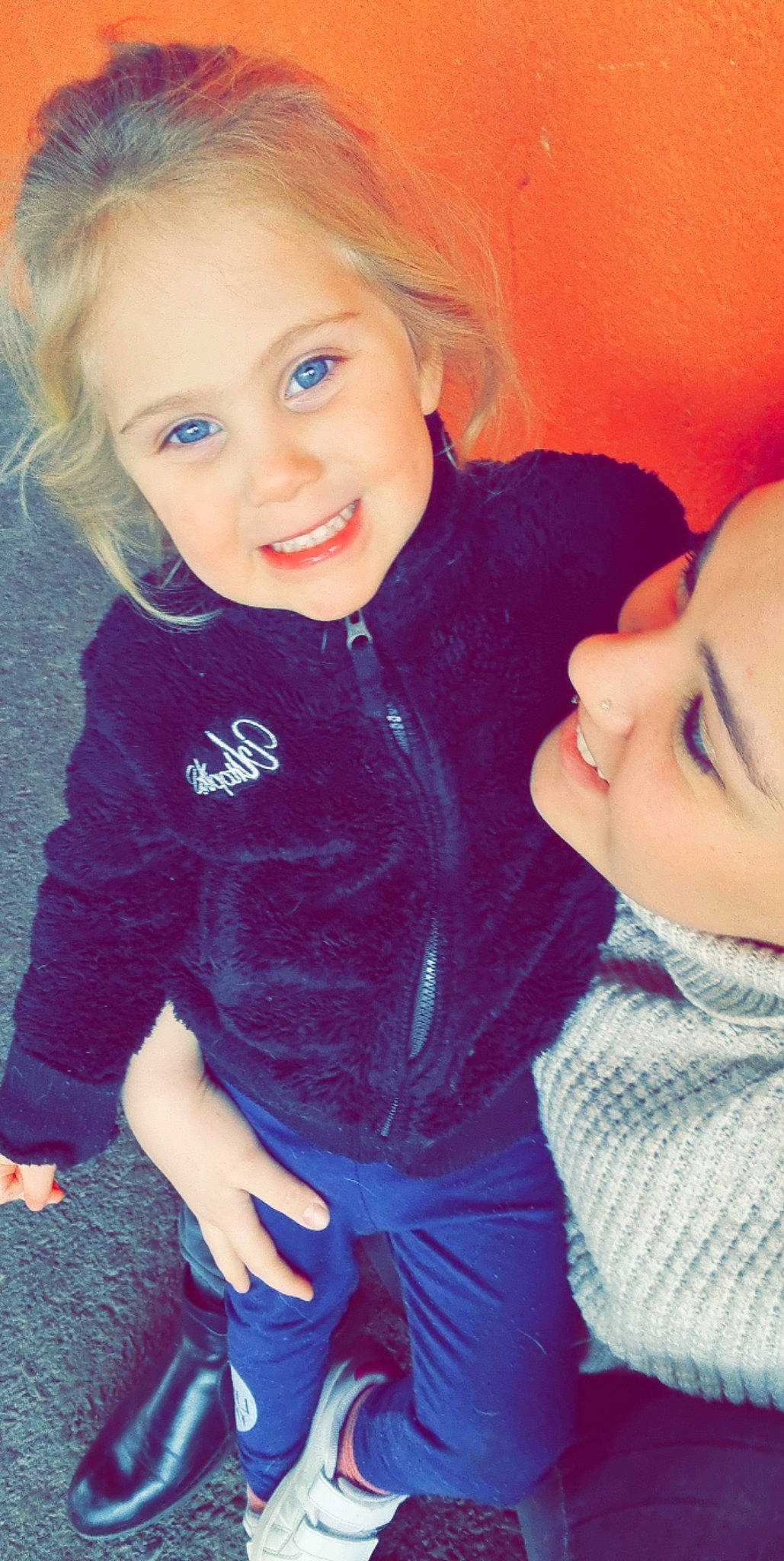 Victoria participe au concours pour gagner de l'argent avec cette photo : arm, azure, blue, cheek, eye, eyebrow, face, facial_expression, hair, head, iris, joy, lip, mouth, neck, nose, organ, person, shoulder, skin