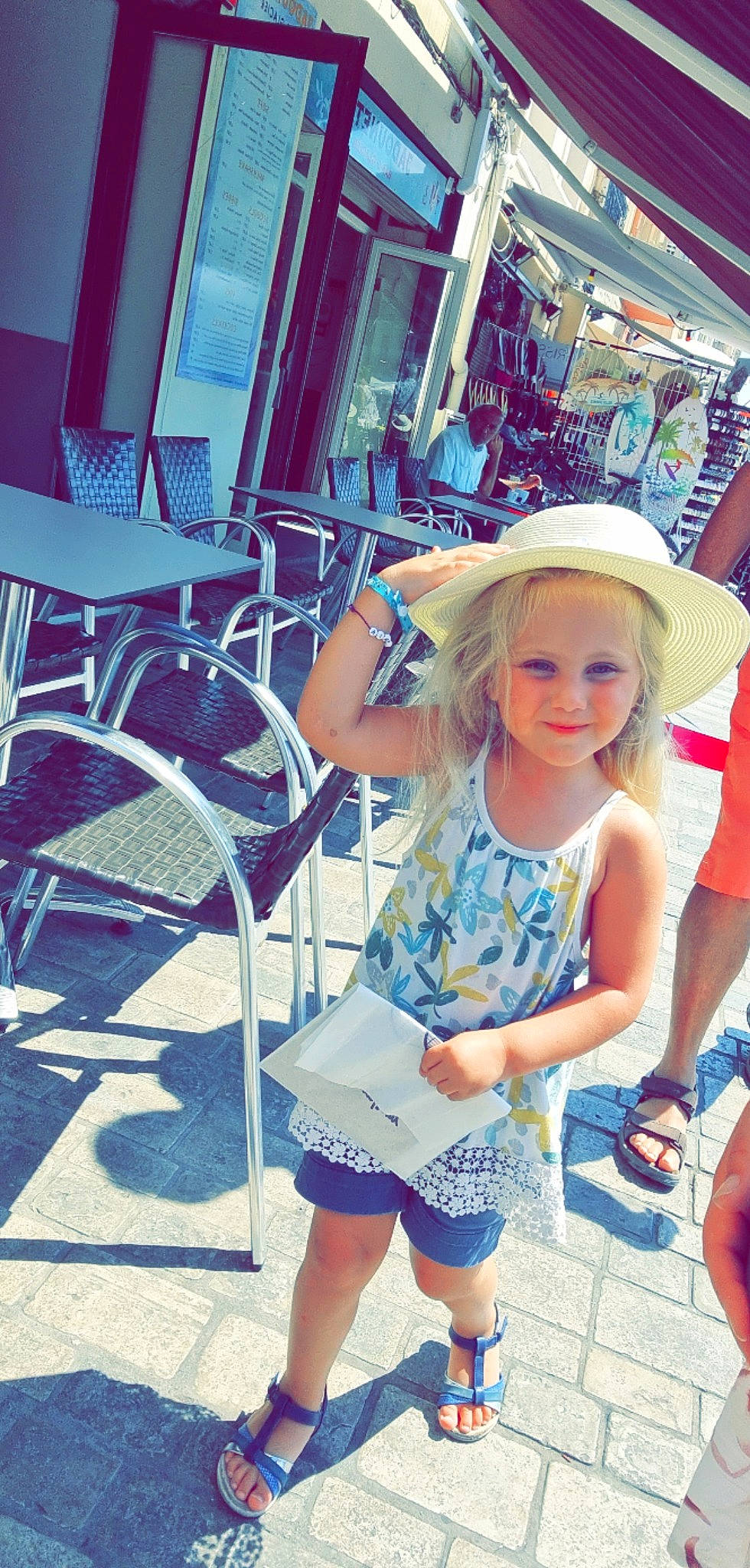 Victoria participe au concours pour gagner de l'argent avec cette photo : blond, chair, city, cool, electric_blue, fashion_design, footwear, fun, happy, hat, human_leg, joy, leisure, person, recreation, shoe, shorts, smile, sneakers, sun_hat